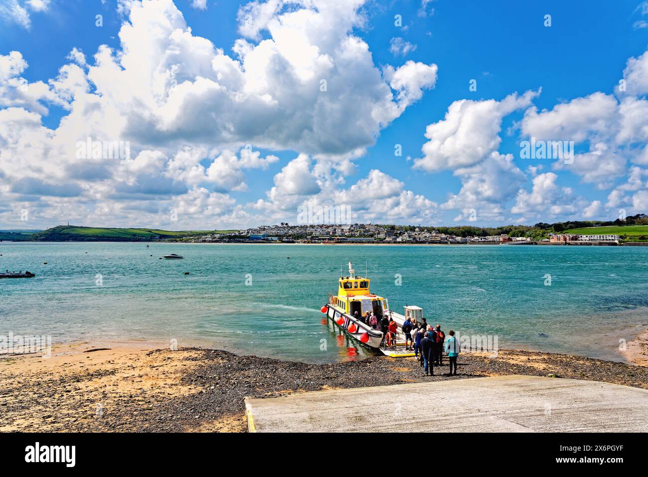 Der Blick über die Flussmündung des Flusses Camel von Rock mit der Passagierfähre, die an einem sonnigen Frühlingstag aus Padstow ankommt, North Cornwall England Großbritannien Stockfoto