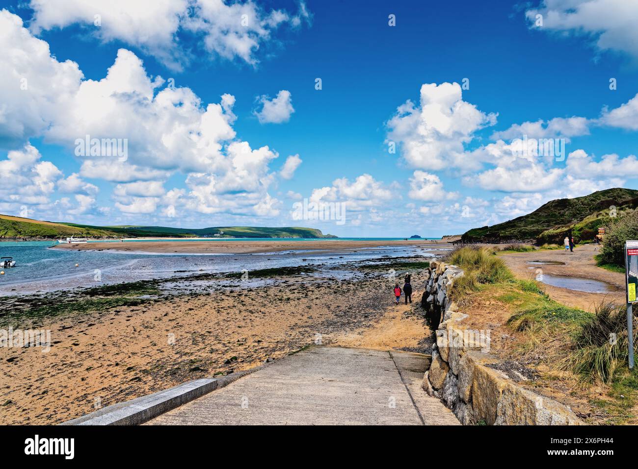 Der Blick über die Flussmündung des Flusses Camel von Rock an einem sonnigen Frühlingstag, North Cornwall England Großbritannien Stockfoto