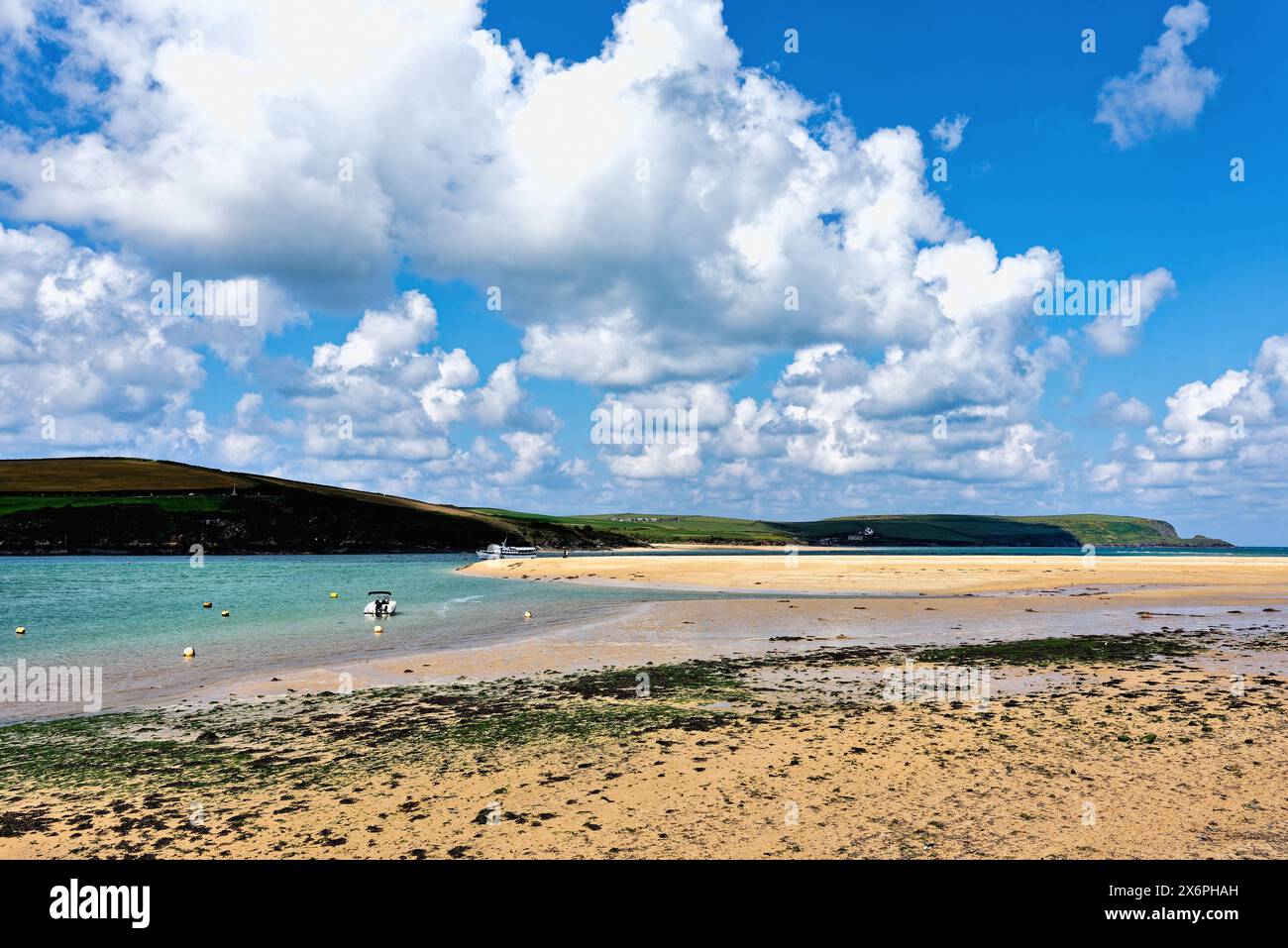 Der Blick über die Flussmündung des Flusses Camel von Rock an einem sonnigen Frühlingstag, North Cornwall England Großbritannien Stockfoto