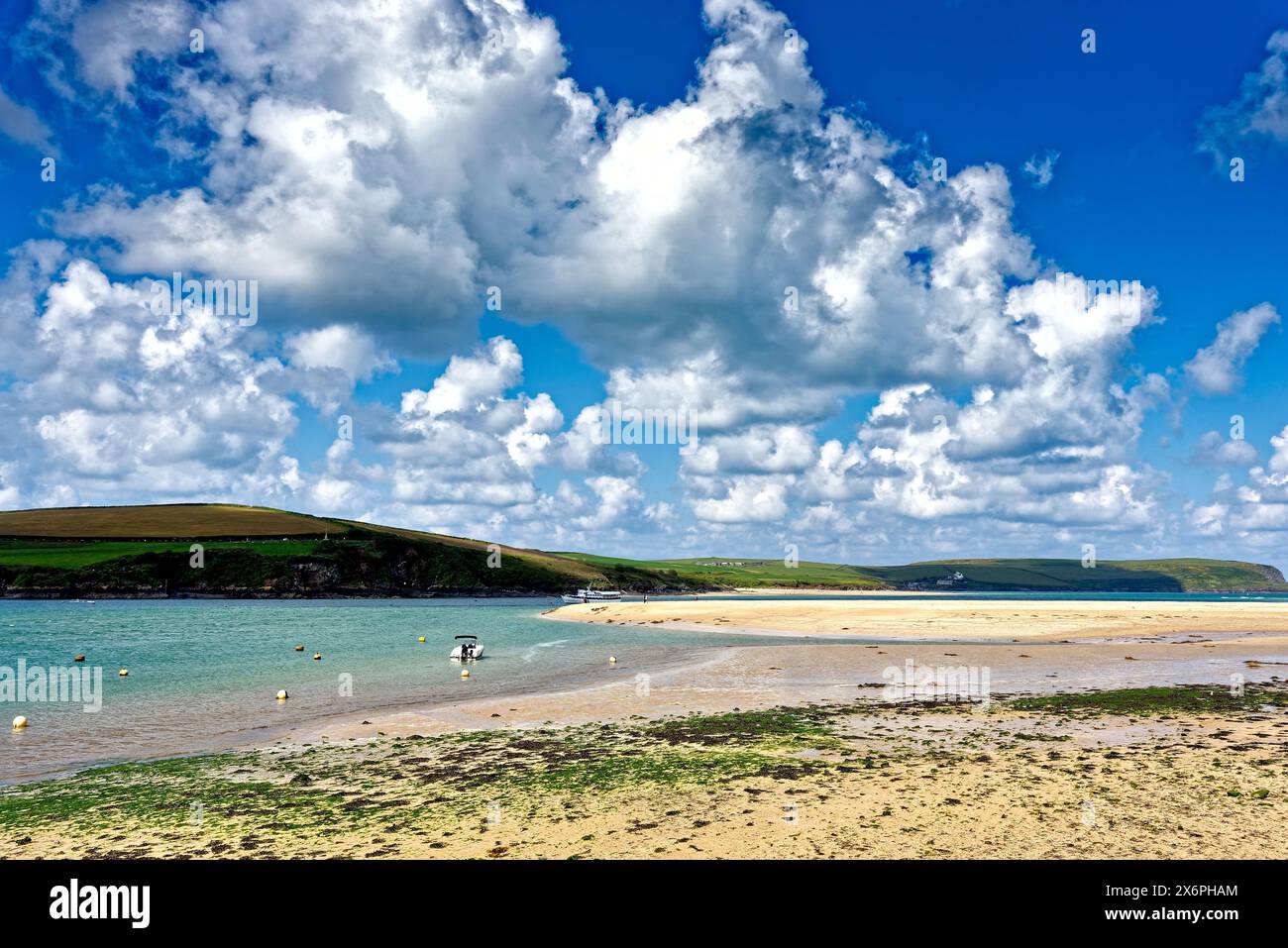 Der Blick über die Flussmündung des Flusses Camel von Rock an einem sonnigen Frühlingstag, North Cornwall England Großbritannien Stockfoto