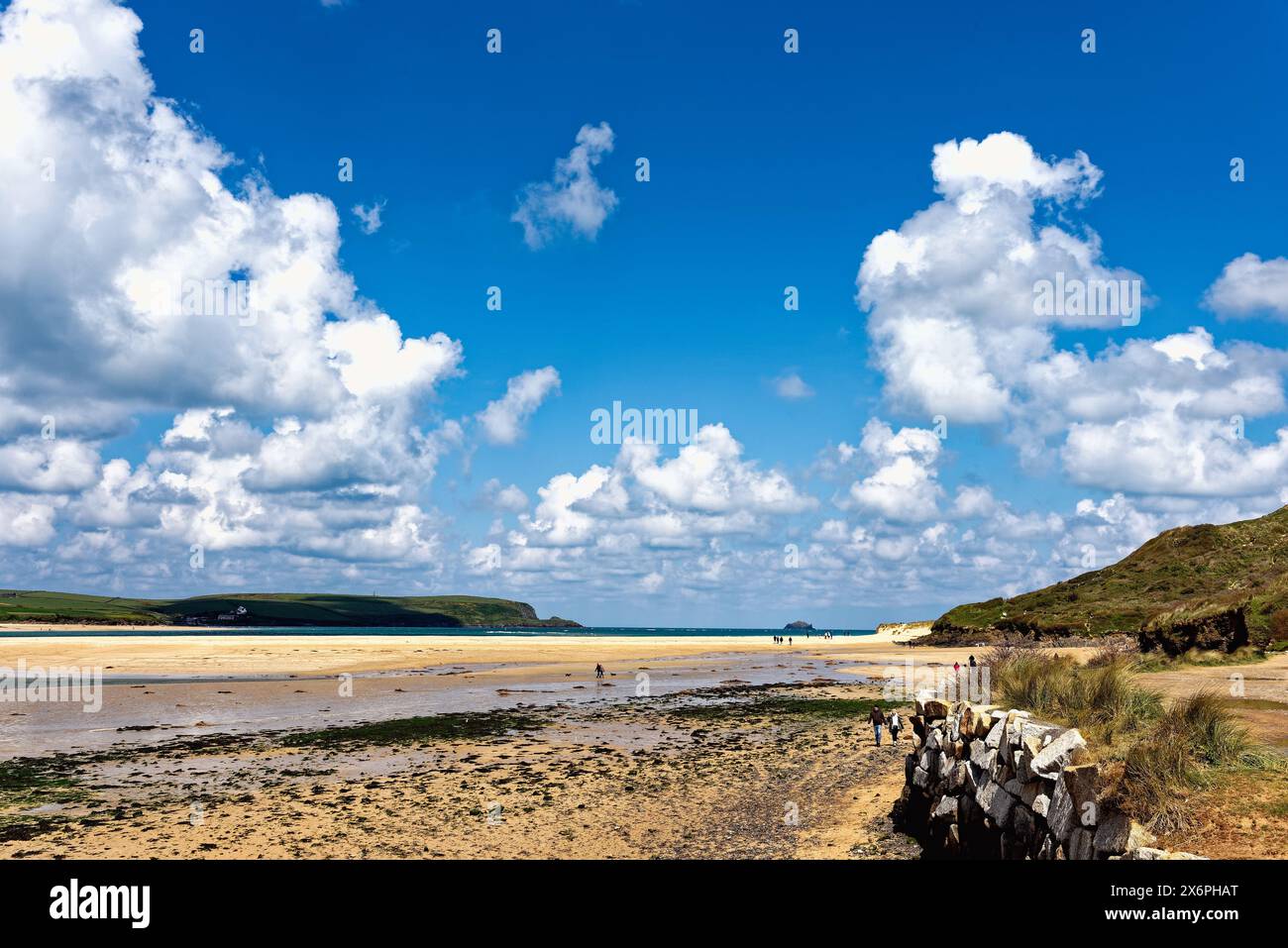 Der Blick über die Flussmündung des Flusses Camel von Rock an einem sonnigen Frühlingstag, North Cornwall England Großbritannien Stockfoto