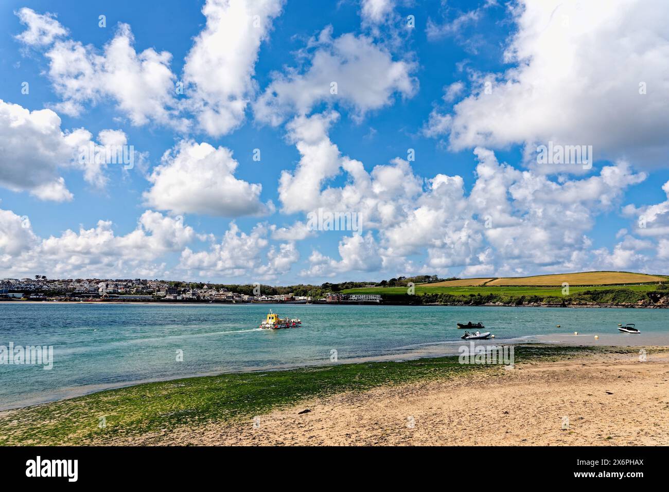 Der Blick über die Flussmündung des Flusses Camel von Rock aus in Richtung Padstow an einem sonnigen Frühlingstag, North Cornwall England Großbritannien Stockfoto