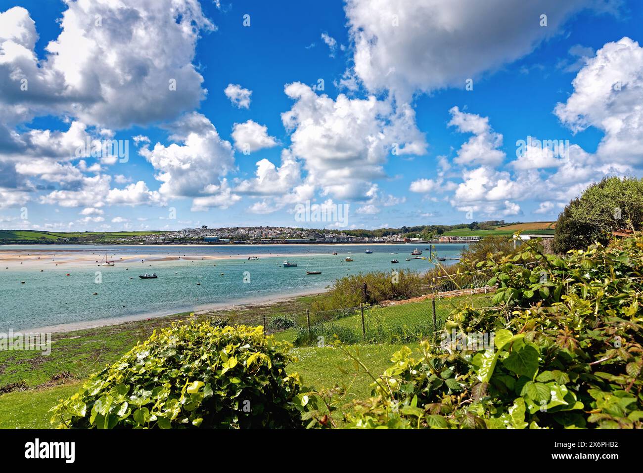 Der Blick über die Flussmündung des Flusses Camel von Rock aus in Richtung Padstow an einem sonnigen Frühlingstag, North Cornwall England Großbritannien Stockfoto