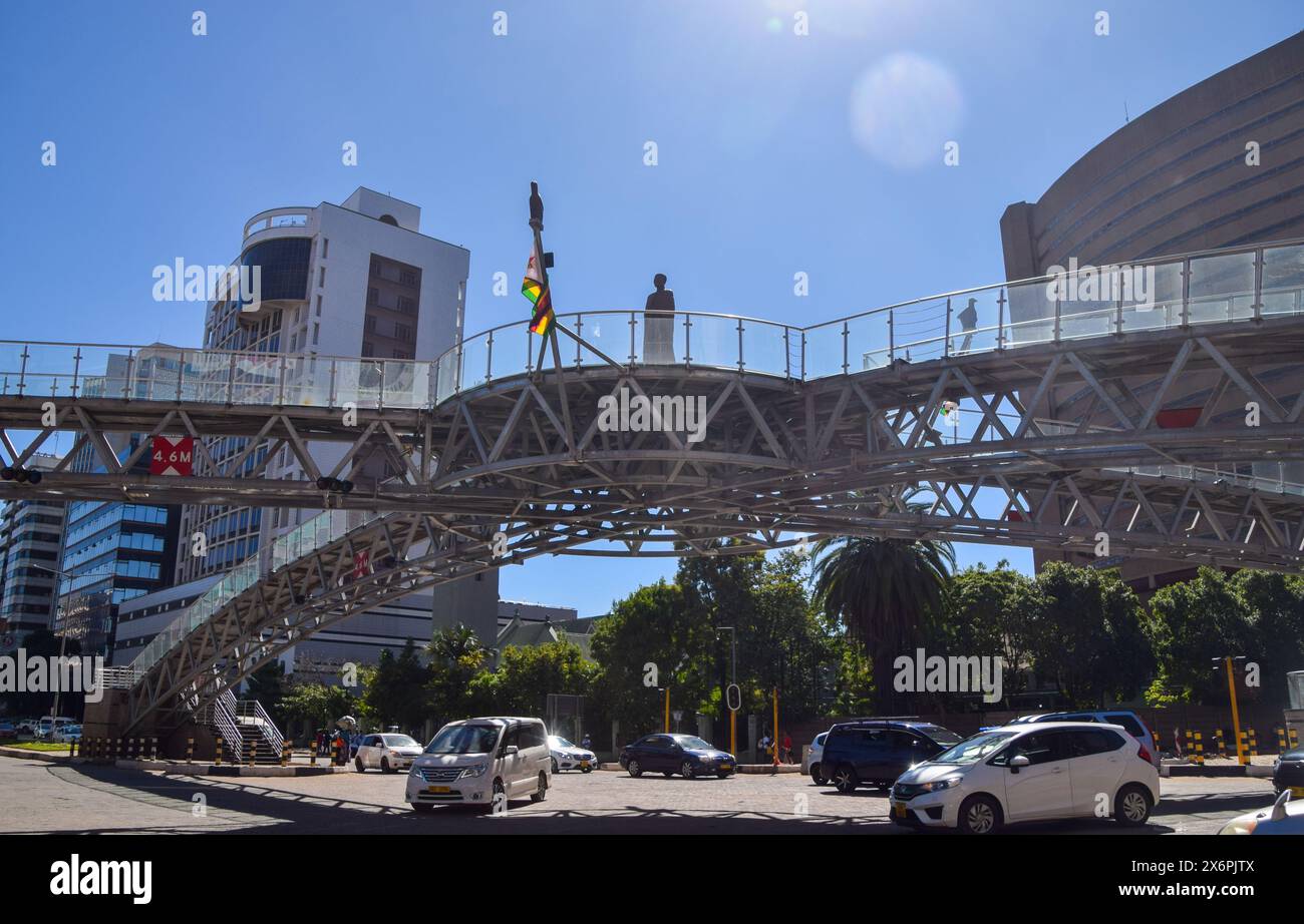 Harare, Simbabwe, 21. April 2024: Fußgängerbrücke mit der Statue von Mbuya Nehanda im Stadtzentrum von Harare, Blick bei Tag. Quelle: Vuk Valcic/Alamy Stockfoto