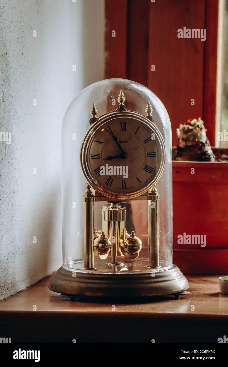 Montan, Italien - 18. August 2023: Alte Vintage-Uhr mit rotierendem Mechanismus in Norditalien, Südtirol Stockfoto