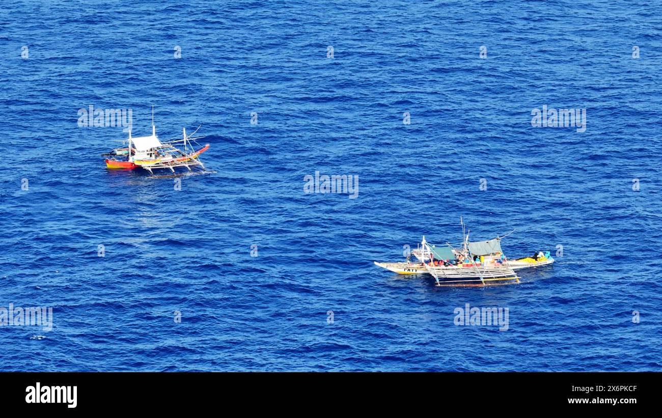 (240516) -- SÜDCHINESISCHES MEER, 16. Mai 2024 (Xinhua) -- ein am 16. Mai 2024 aufgenommenes Luftdrohnenfoto zeigt mehrere philippinische Schiffe, die sich illegal sammeln und Aktivitäten ausführen, die für die legale Fischerei in den umliegenden Gewässern von Huangyan Dao irrelevant sind. Die chinesische Küstenwache (CCG) verstärkt die Überwachung und Beweisaufnahme dieser Schiffe. (CCG/Handout via Xinhua) Stockfoto