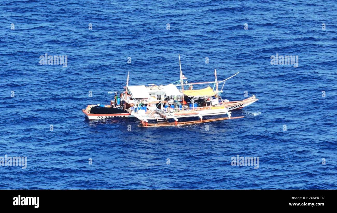 (240516) -- SÜDCHINESISCHES MEER, 16. Mai 2024 (Xinhua) -- ein Luftdrohnenfoto vom 16. Mai 2024 zeigt eines von mehreren philippinischen Schiffen, die illegale Einsätze und Aktivitäten ausüben, die für die legale Fischerei in den umliegenden Gewässern von Huangyan Dao irrelevant sind. Die chinesische Küstenwache (CCG) verstärkt die Überwachung und Beweisaufnahme dieser Schiffe. (CCG/Handout via Xinhua) Stockfoto
