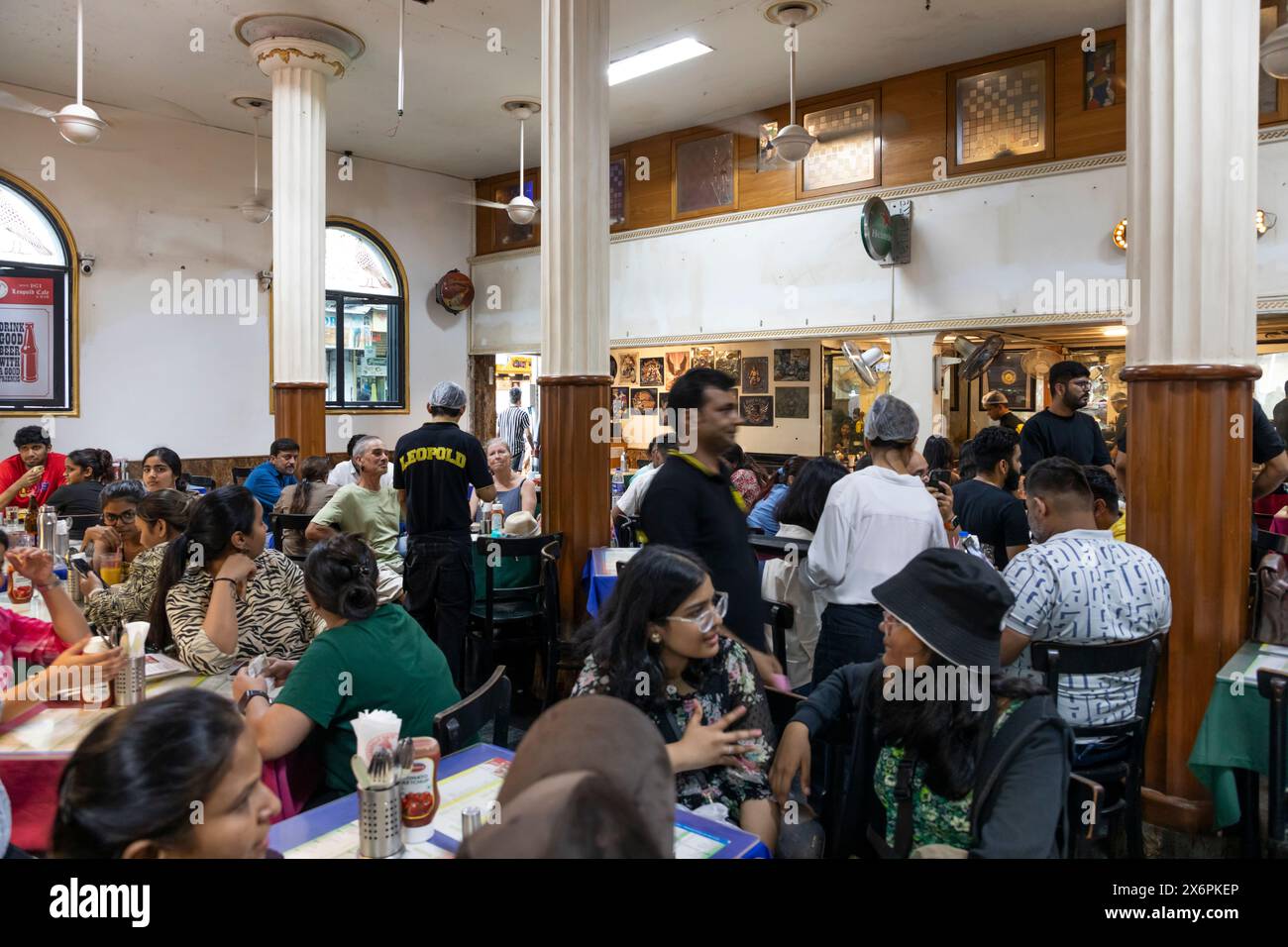 Innenraum des Leopold Cafe, Mumbai, Maharashtra State, Indien Stockfoto