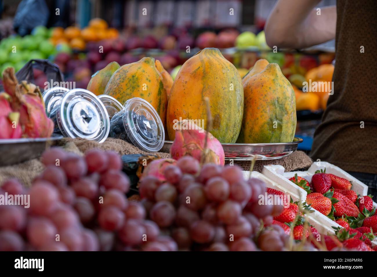 Bazaar, der Sommerfrüchte im Geschäft verkauft, bietet viele Obstsorten und eine abwechslungsreiche Auswahl Stockfoto