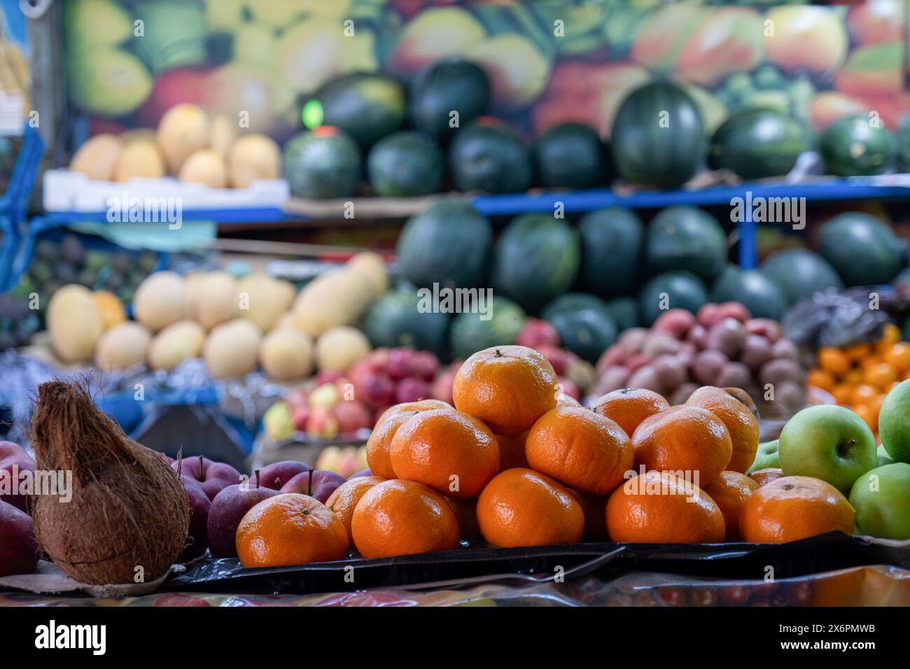 Bazaar, der Sommerfrüchte im Geschäft verkauft, bietet viele Obstsorten und eine abwechslungsreiche Auswahl Stockfoto