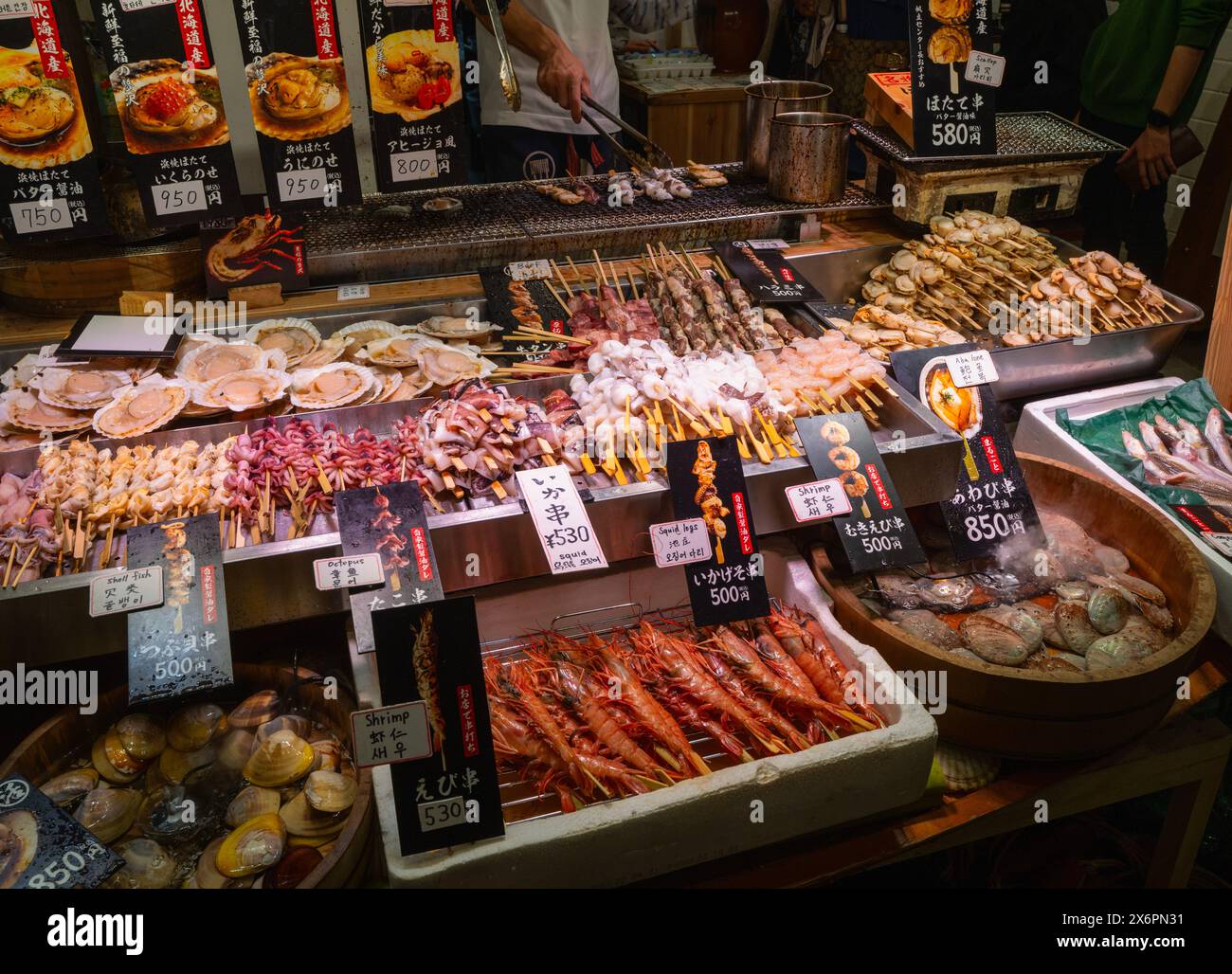 Ein Meeresfrüchte-Stand, der eine große Auswahl an Meeresfrüchten auf dem Nishiki Market, Kyoto Japan, verkauft Stockfoto