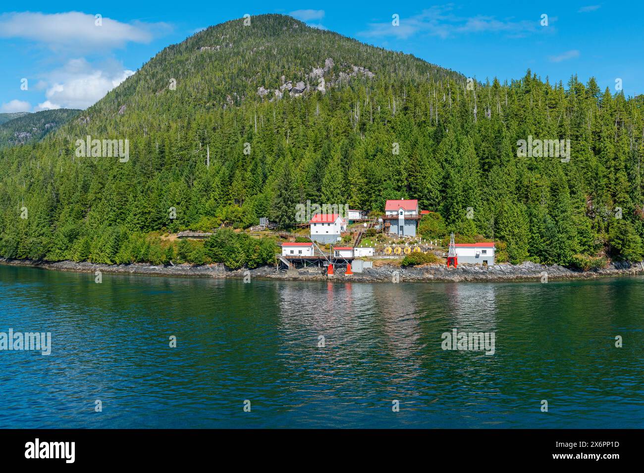 Boat Bluff Lighthouse entlang Inside Passage Cruise, British Columbia, Kanada. Stockfoto