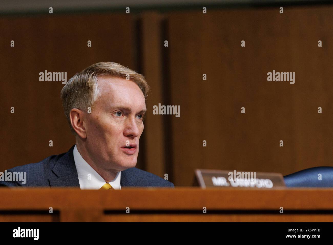 Der US-Senator James Lankford (Republikaner von Oklahoma) wird am Mittwoch, den 15. Mai 2024, in Washington DC während einer Anhörung des Senats über die Sicherung der US-Wahlen gesehen. Quelle: Aaron Schwartz/CNP /MediaPunch Stockfoto