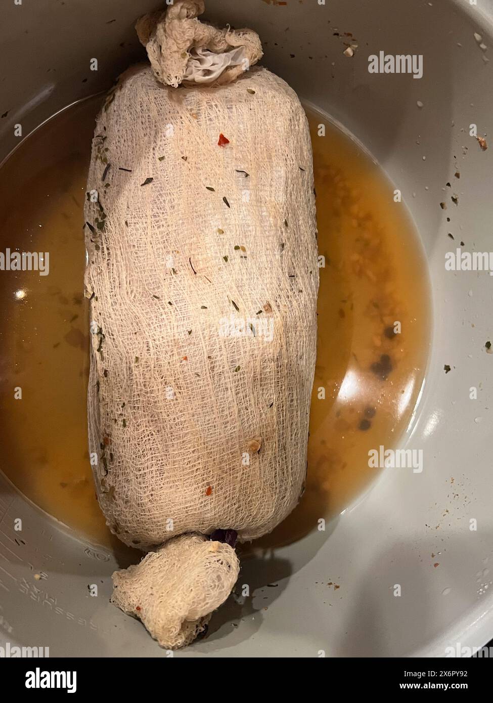 Das Verfahren zur Herstellung seitanpflanzlicher Fleischalternativen. Geformter Seitanbaum, bereit zum Kochen. Stockfoto