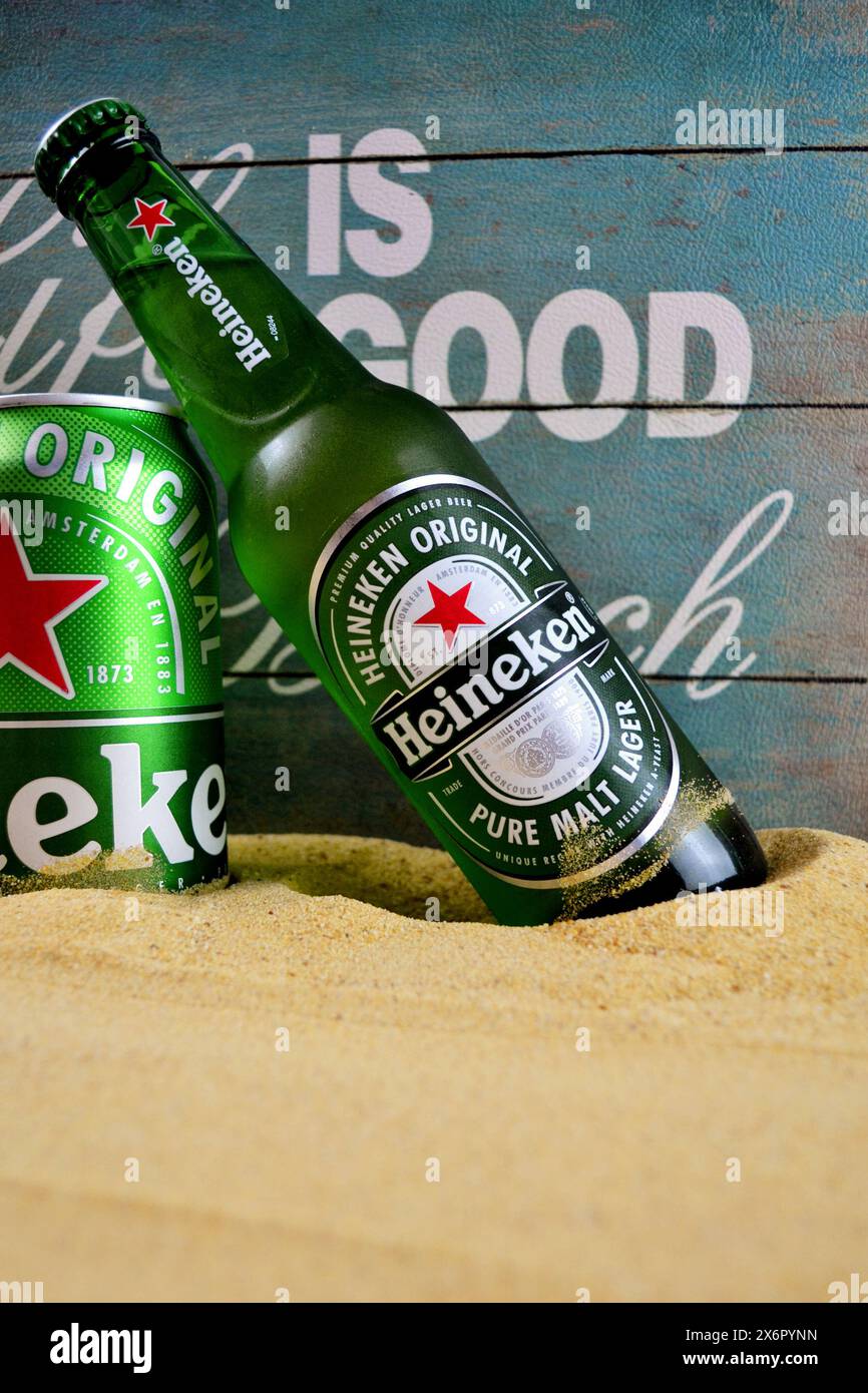 Heineken 33 CL Flasche Lagerbier mit dekorativem Hintergrund in Strandnähe. Heineken Bier wird seit 1837 in den Nederlands gebraut. Stockfoto