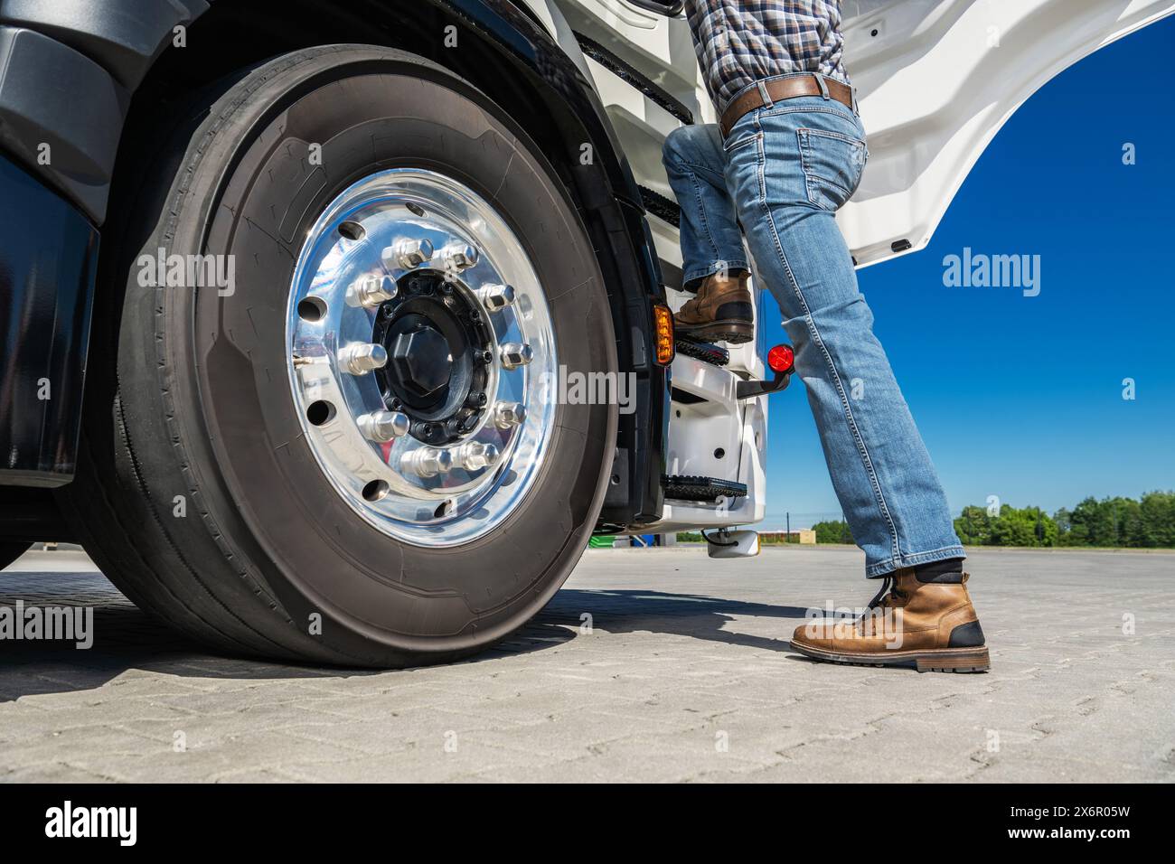 Euro-Lkw-Fahrer Steigt In Die Fahrzeugkabine Ein. Verlassen der Basis für die Lieferung. Stockfoto