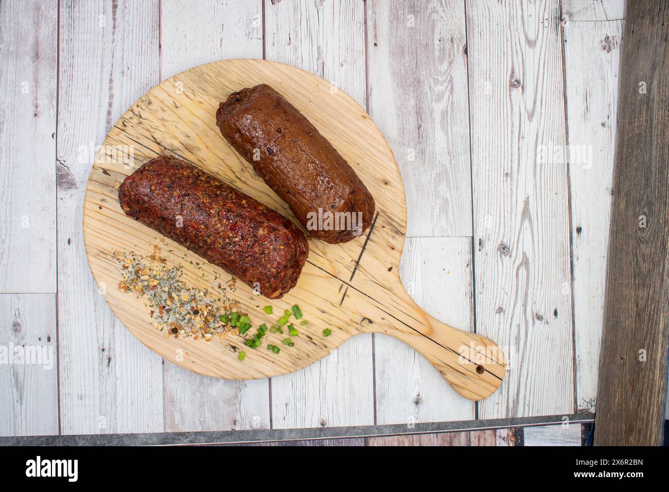 Seitan veganer Schinken und Peperoni auf Pflanzenbasis. Stockfoto