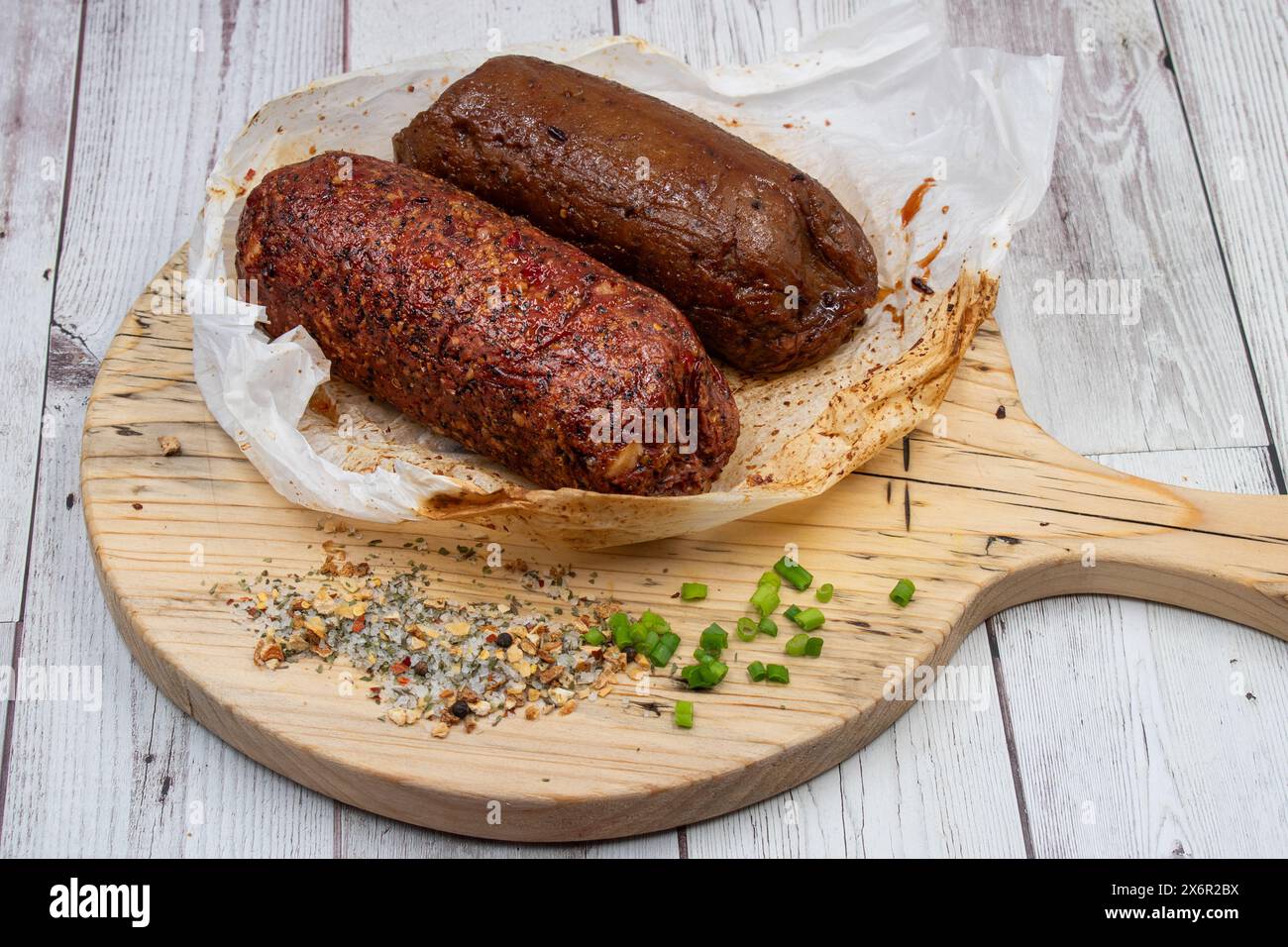 Seitan veganer Schinken und Peperoni auf Pflanzenbasis. Stockfoto