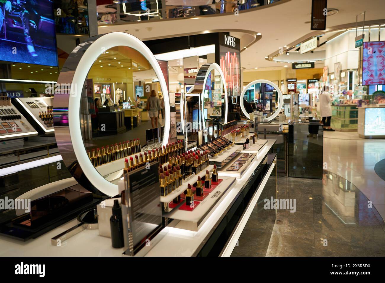 SINGAPUR - 06. NOVEMBER 2023: Tom Ford Make-up-Produkte werden im Tang Plaza in Singapur ausgestellt. Stockfoto