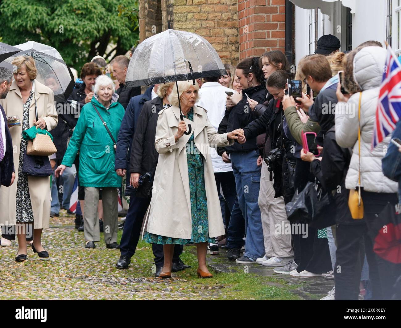 Königin Camilla kommt zu einem Besuch im Lamb House, einst Heimat der Schriftsteller Henry James, Rumer Godden und E. F. Benson, in Rye, East Sussex, um an einer Garden Party mit Organisationen teilzunehmen, um die berühmte Literaturgeschichte von Rye zu feiern. Bilddatum: Donnerstag, 16. Mai 2024. Stockfoto