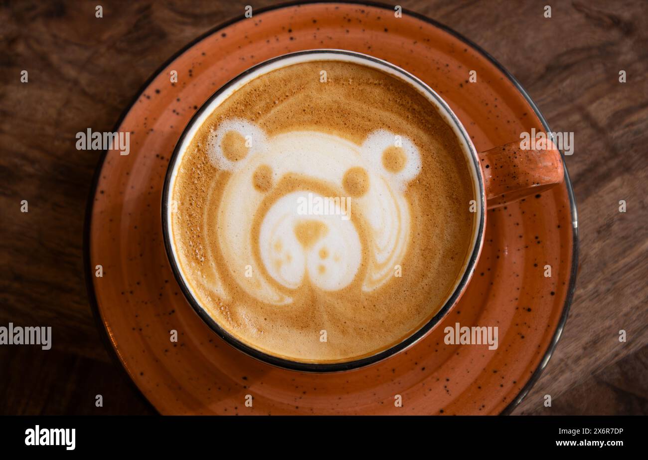 Kunstkonzept Cappuccino-Schaum. Eine bärenförmige Figur aus Schaummilch auf Cappuccino. Stockfoto