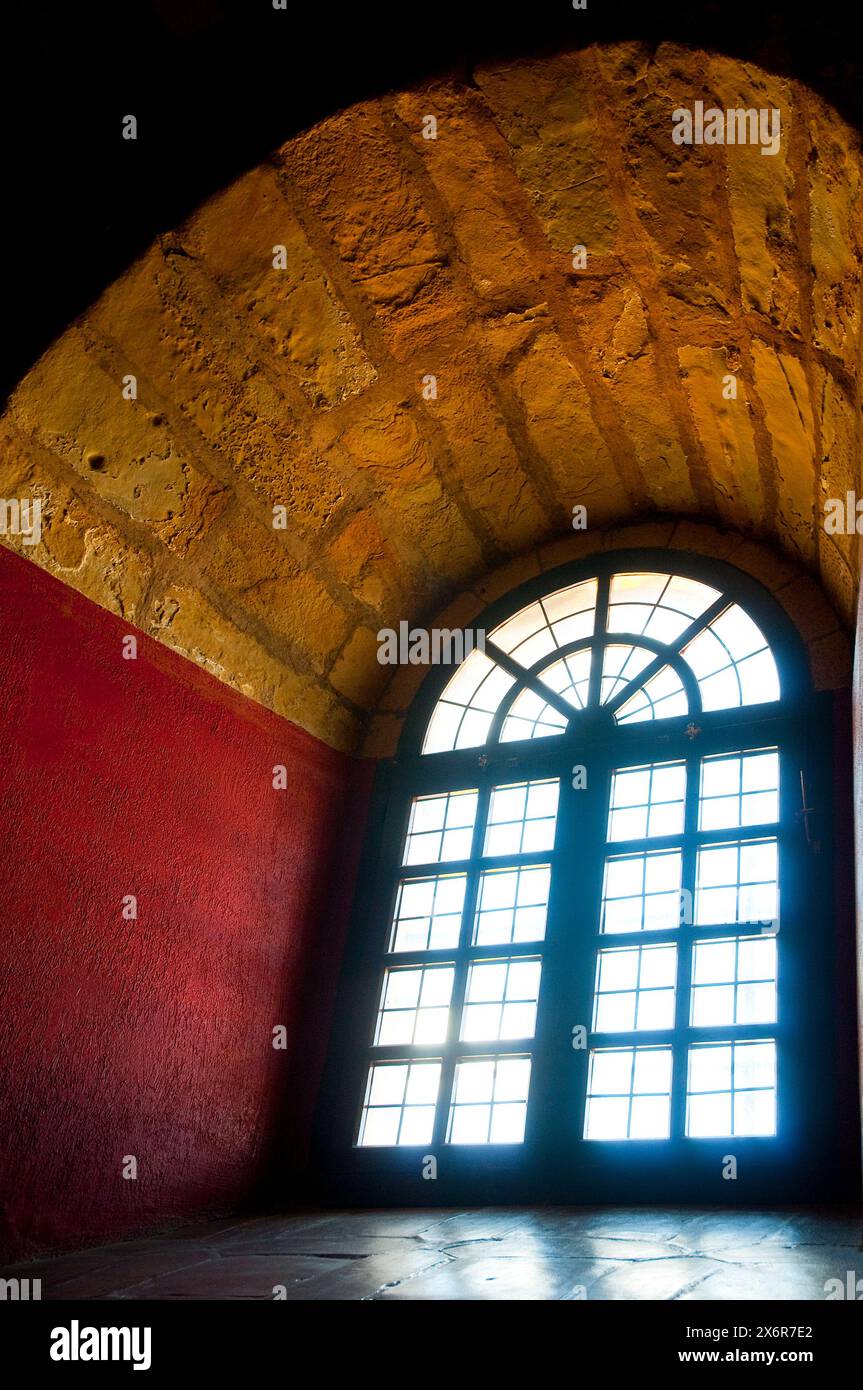 Fenster des Schlosses, Blick von innen. Sigüenza, Provinz Guadalajara, Castilla La Mancha, Spanien. Stockfoto