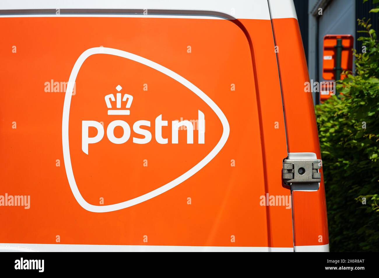 Laeken, Hauptstadt Brüssel, Belgien - 12. Mai 2024 - Orange Zeichen der Königlich Niederländischen Postdienste post.nl Stockfoto