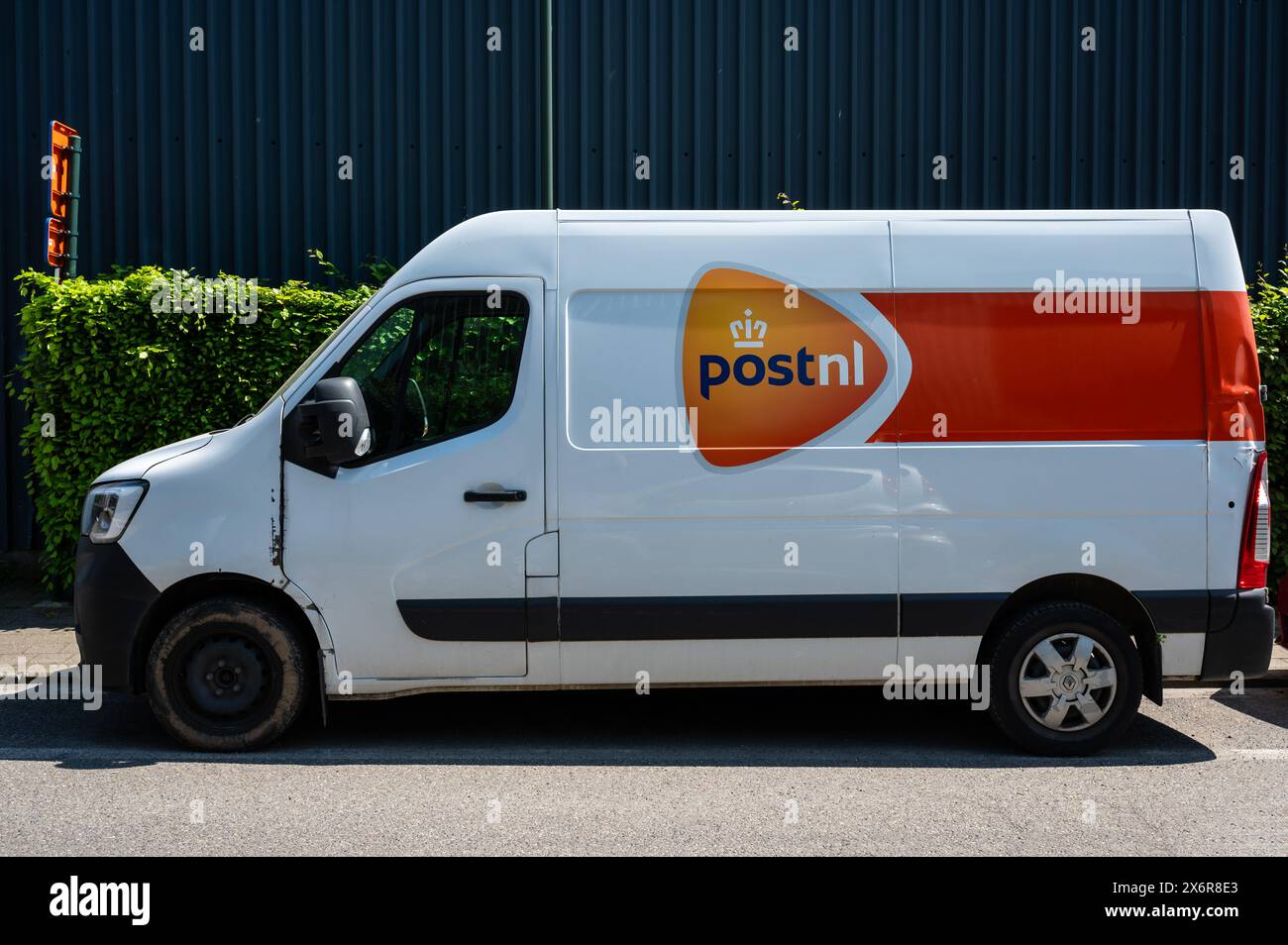 Laeken, Hauptstadt Brüssel, Belgien - 12. Mai 2024 - Lieferwagen der Royal Dutch post.nl Stockfoto