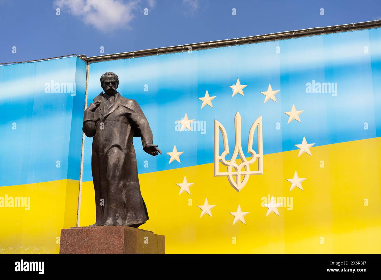 Eine Statue einer prominenten ukrainischen Figur mit ukrainischer Flagge an einem sonnigen Tag Stockfoto