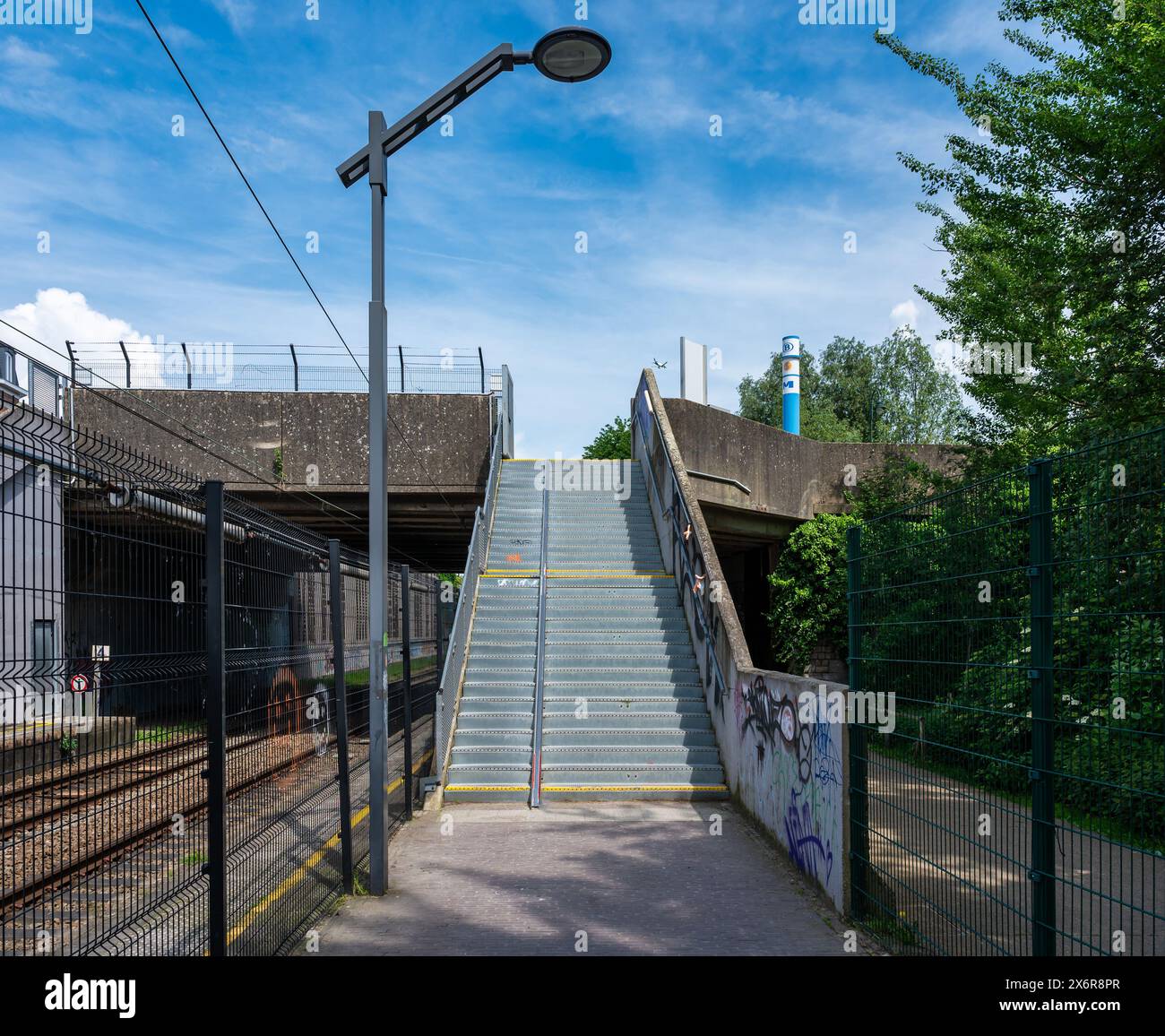 Laeken, Hauptstadt Brüssel, Belgien - 12. Mai 2024 - Metalltreppe zu den Gleisen des örtlichen Bahnhofs Tour et Taxis Stockfoto