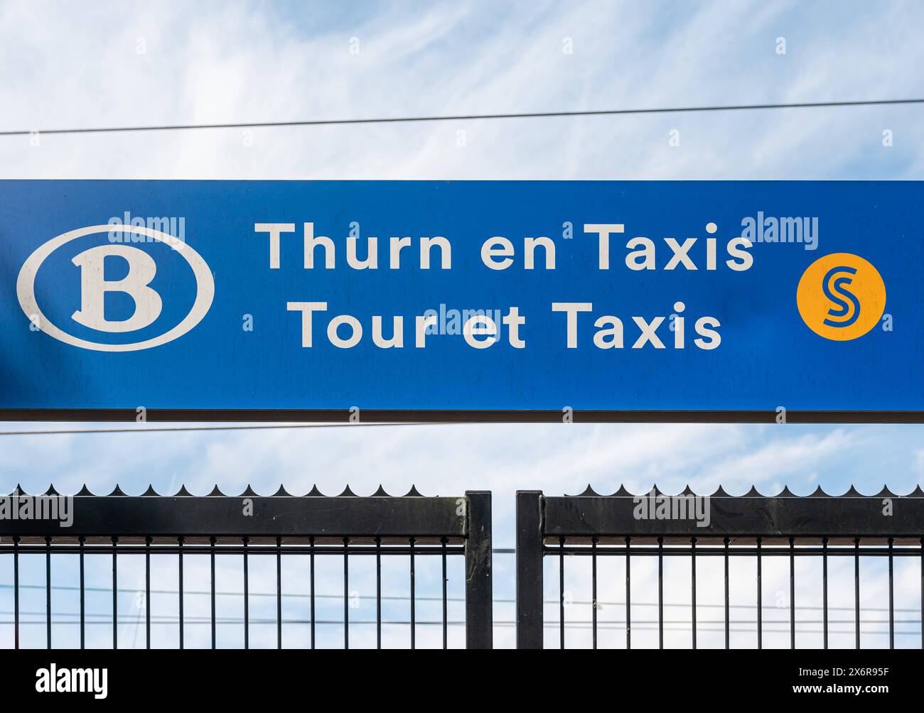 Laeken, Hauptstadt Brüssel, Belgien, 12. Mai 2024 - Schild der Tour et Taxis Lokale Eisenbahn, Teil des lokalen Verkehrsnetzes RER Gen Stockfoto