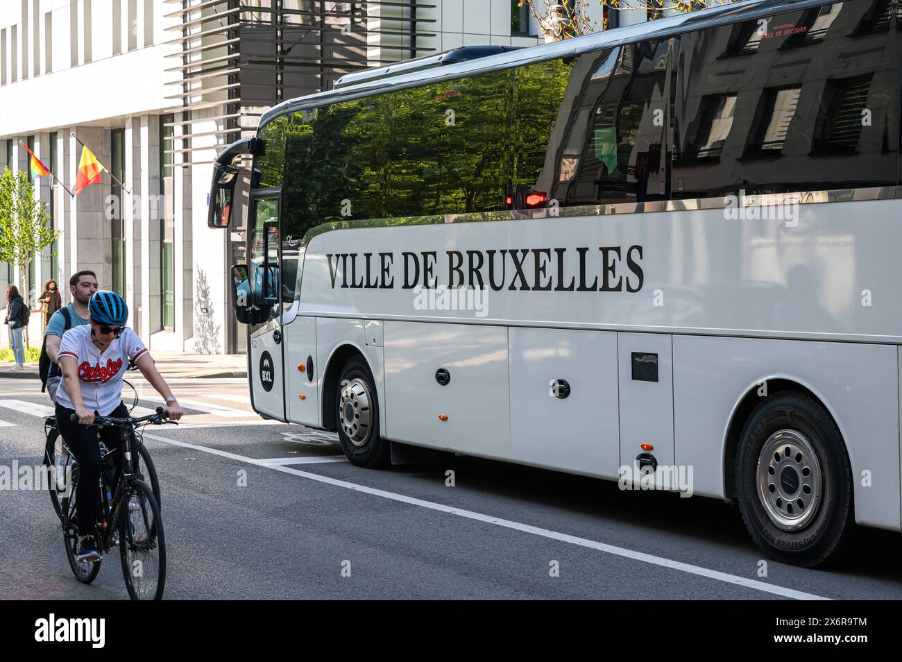 Ixelles, Region Brüssel-Hauptstadt, Belgien - 13. Mai 2024 - Weißer Bus der Stadt Brüssel, Ville de Bruxelles Stockfoto