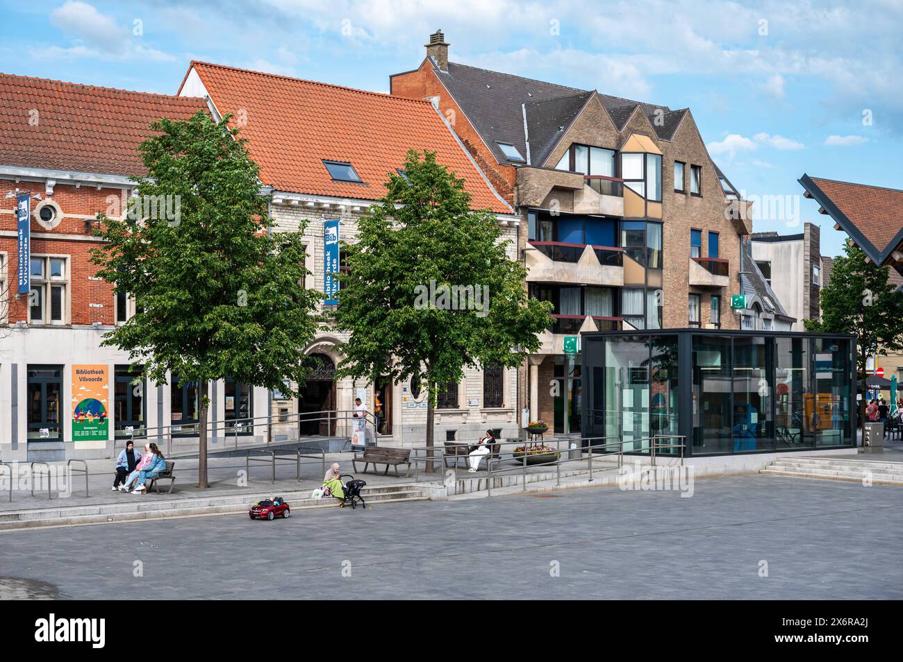 Vilvoorde, Flämisch Brabant, Belgien - 14. Mai 2024 - der autofreie Markt der Stadt mit spielenden Kindern Stockfoto