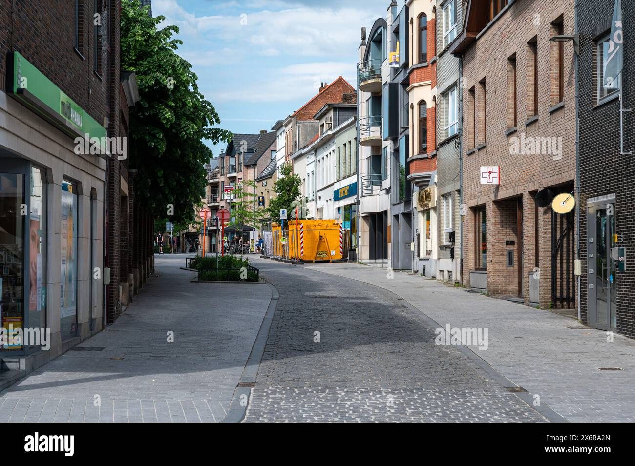 Vilvoorde, Flämisch Brabant, Belgien - 14. Mai 2024 - Geschäftsstraße in der Altstadt Stockfoto