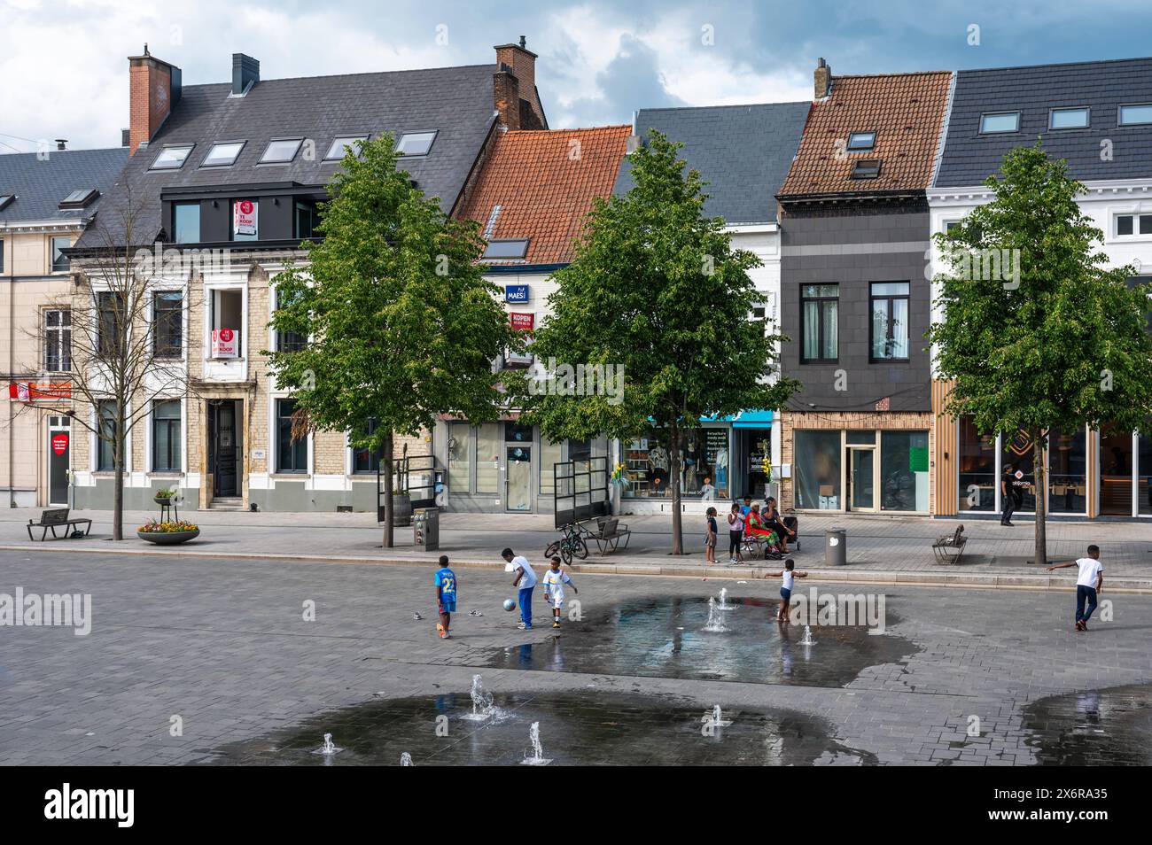 Vilvoorde, Flämisch Brabant, Belgien - 14. Mai 2024 - der autofreie Markt der Stadt mit spielenden Kindern Stockfoto
