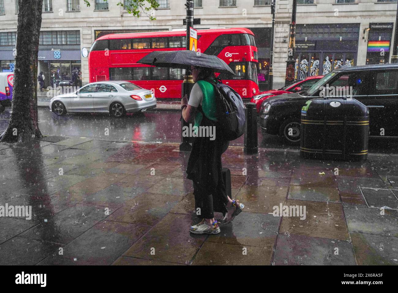 London, Großbritannien. Mai 2024. Ein Fußgänger am Strand wird von einem sintflutartigen Regenguss erfasst. Das Met Office hat eine Wetterwarnung für Regen und Gewitter für Starkregen morgen und Gewitter am Sonntag veröffentlicht. Quelle: amer Gazzal/Alamy Live News Stockfoto