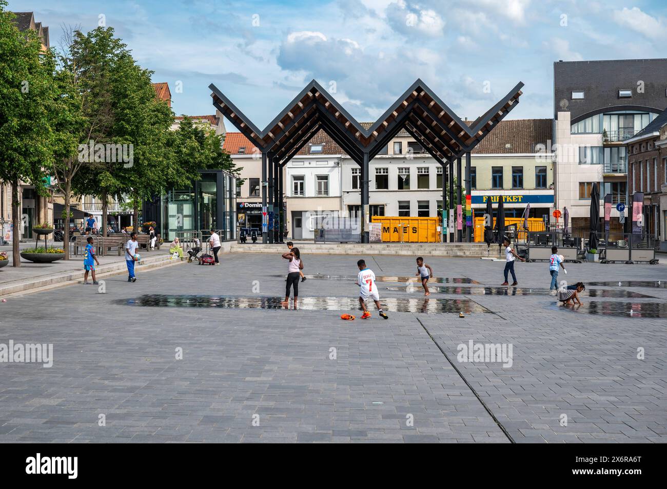 Vilvoorde, Flämisch Brabant, Belgien - 14. Mai 2024 - der autofreie Markt der Stadt mit spielenden Kindern Stockfoto