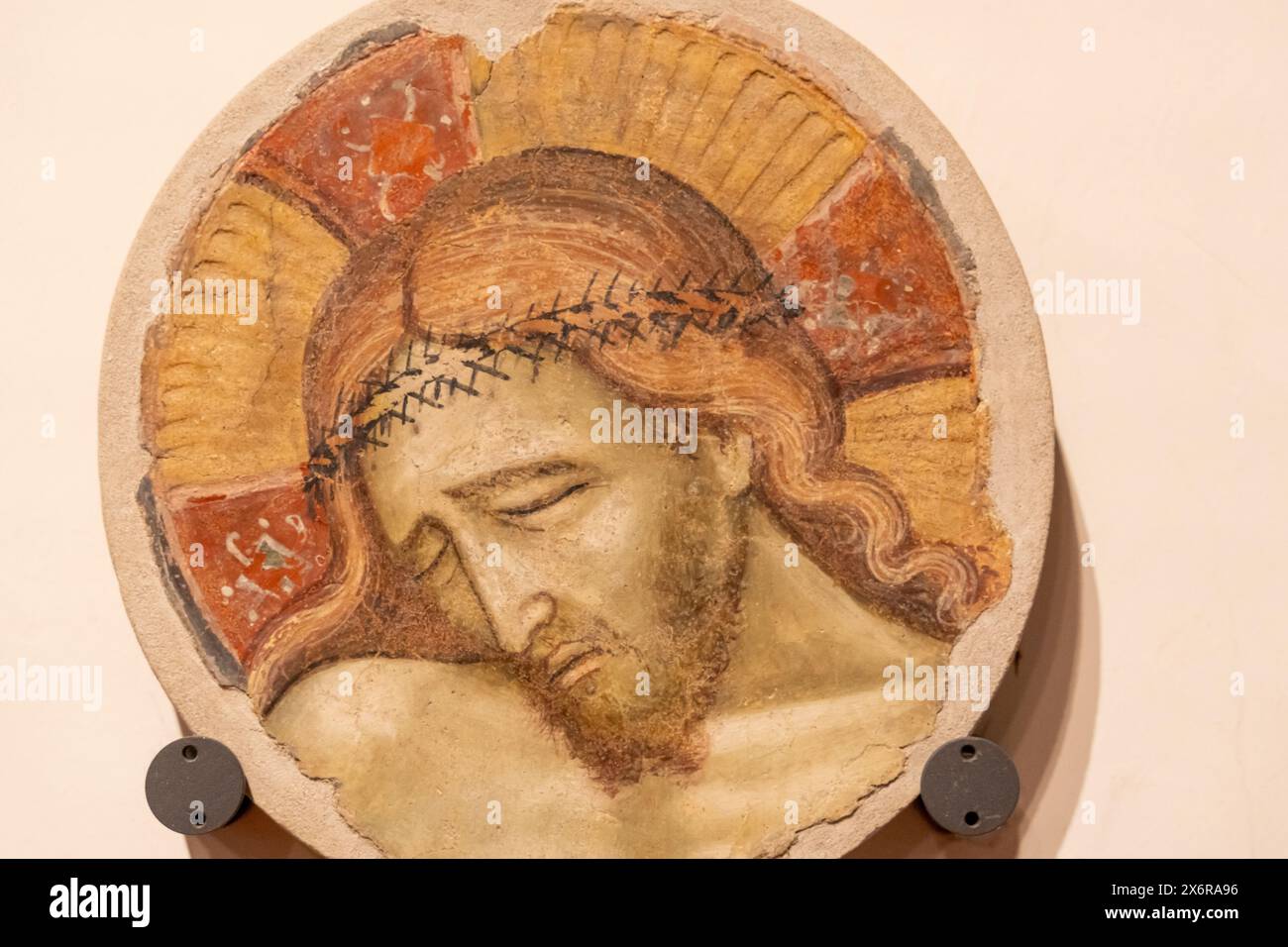 Nahaufnahme auf dekorativer Wandplatte aus Stein, verziert mit dem Gesicht des gekreuzigten Jesus Stockfoto