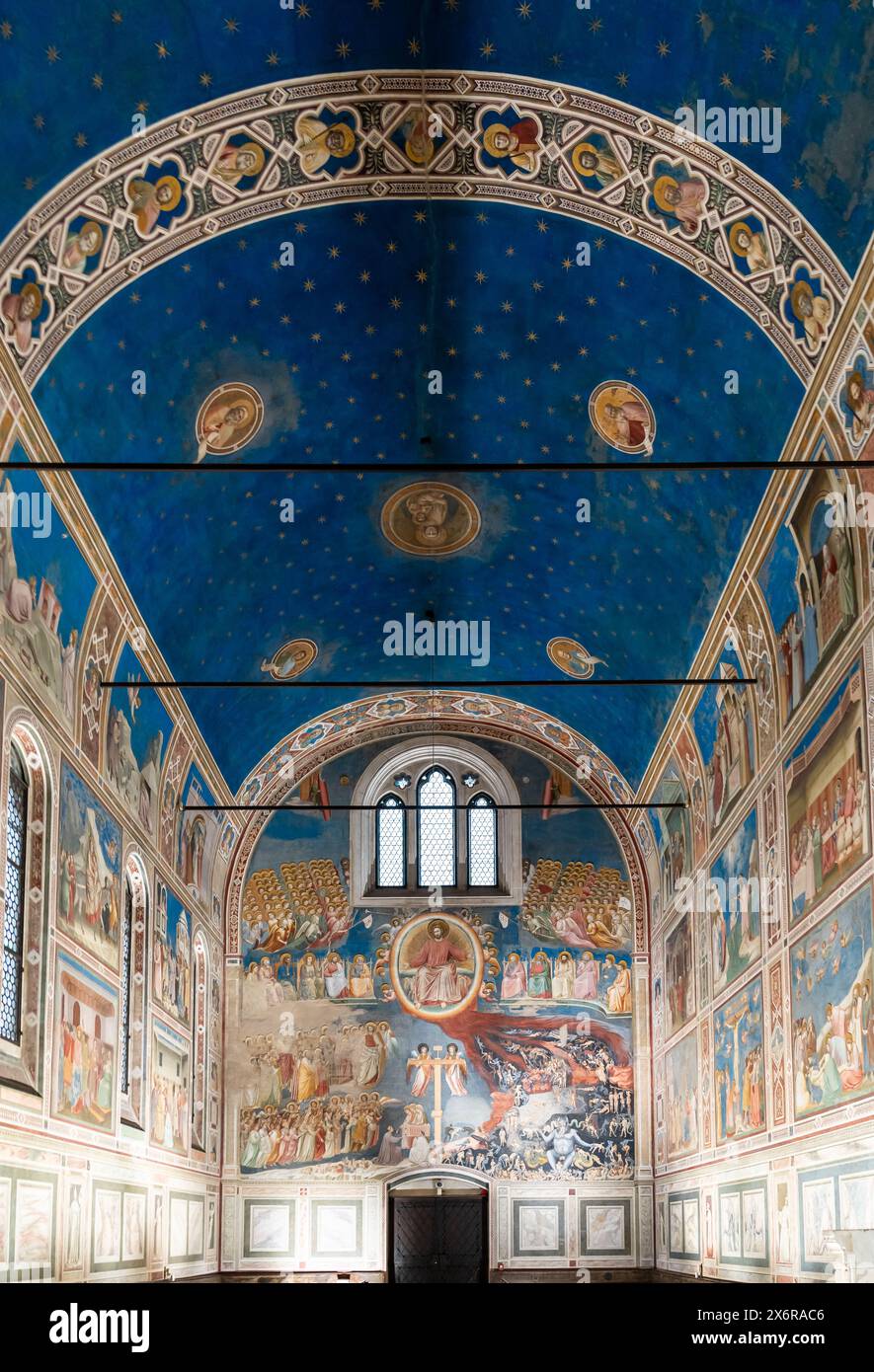 Blaue Deckendekoration und Fresken in der katholischen Kirche in Italien Stockfoto