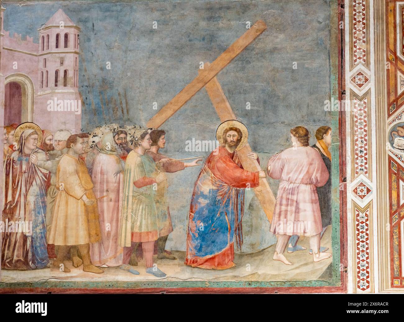 Nahaufnahme eines dekorativen religiösen Freskos, das Jesus mit dem Kreuz zeigt, gefolgt von einer Menschenmenge Stockfoto