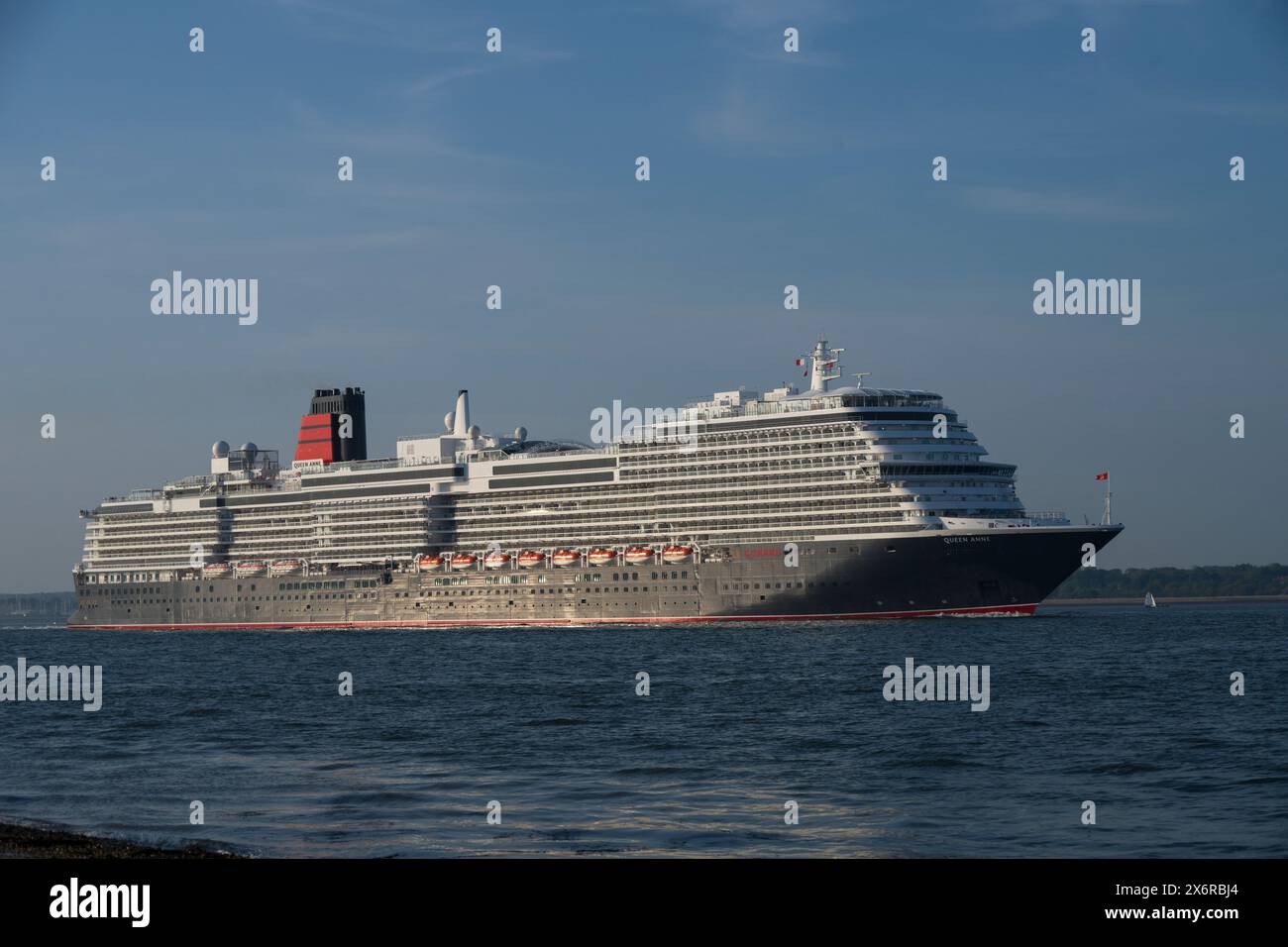 Cunards Königin Anne verlässt Southampton Stockfoto