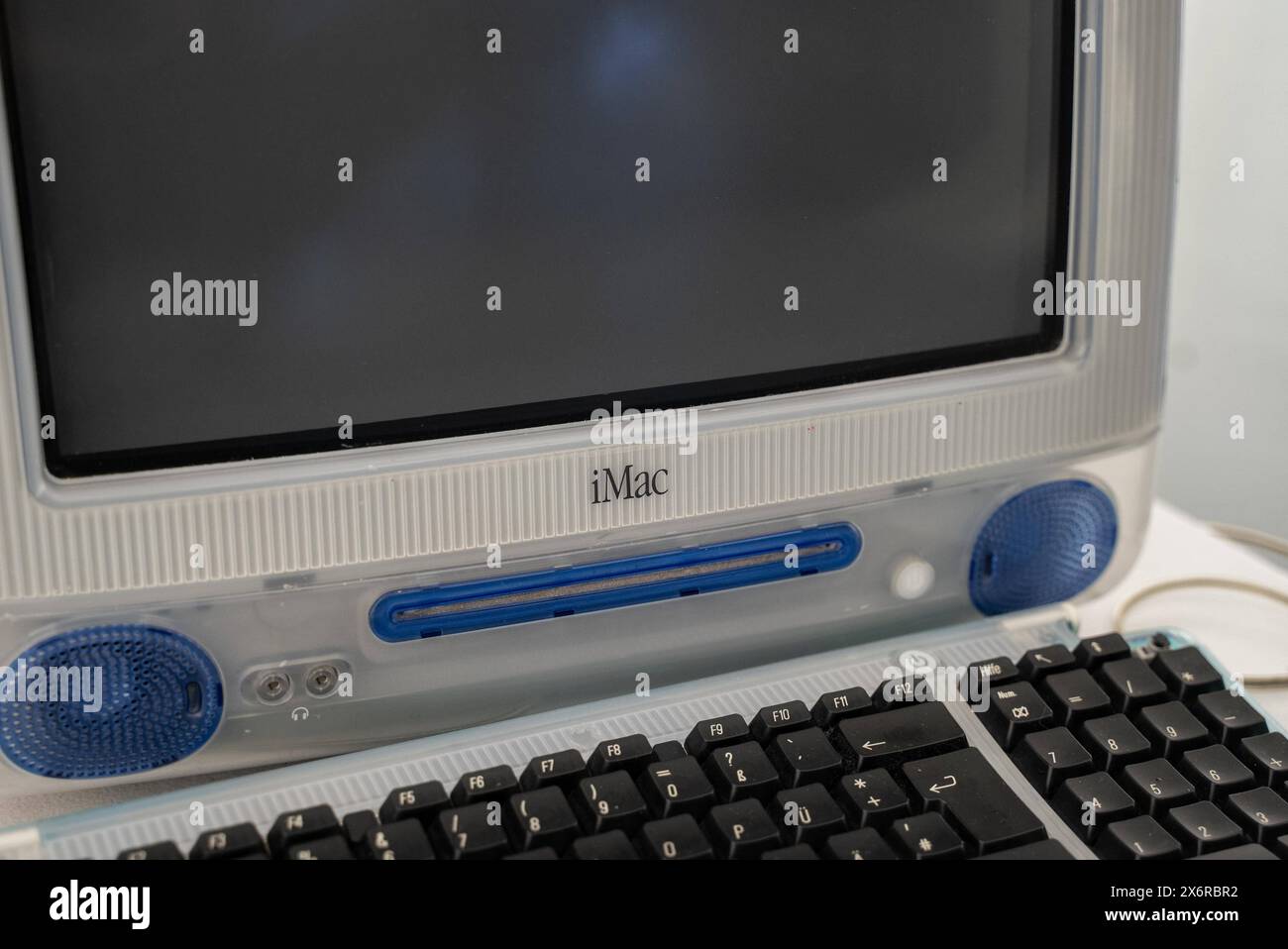 Berlin-Mitte Themenbild - Apple iMac G3 im Museum Deutsche Kinemathek Berlin, 12.05.2024 Themenbild - Apple iMac G3 im Museum Deutsche Kinemathek Berlin, 12.05.2024 iMac G3 1998 von Apple in Blau bei der Ausstellung vom Museum Deutsche Kinemathek Museum für Film und Fernsehen im Sony Center am Potsdamer Platz, Berlin. *** Berlin Mitte Themenbild Apple iMac G3 im Museum Deutsche Kinemathek Berlin, 12 05 2024 Themenbild Apple iMac G3 im Museum Deutsche Kinemathek Berlin, 12 05 2024 iMac G3 1998 von Apple in blau bei der Ausstellung des Museums Deutsche Kinemathek Museum für Film an Stockfoto