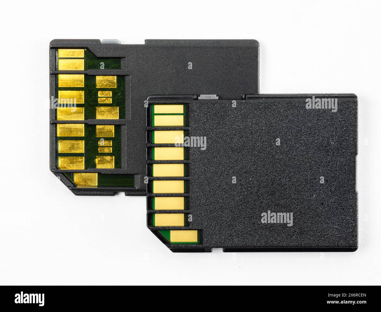Makroaufnahme einer neuen UHS-SD-Karte und einer alten, veralteten langsamen Version Stockfoto