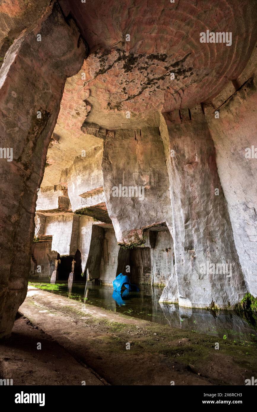 Die griechischen Kalksteinbruchhöhlen im Archäologischen Park von Neapolis mit den Skulpturen von Mitoraj, Siracusa, Sizilien Stockfoto