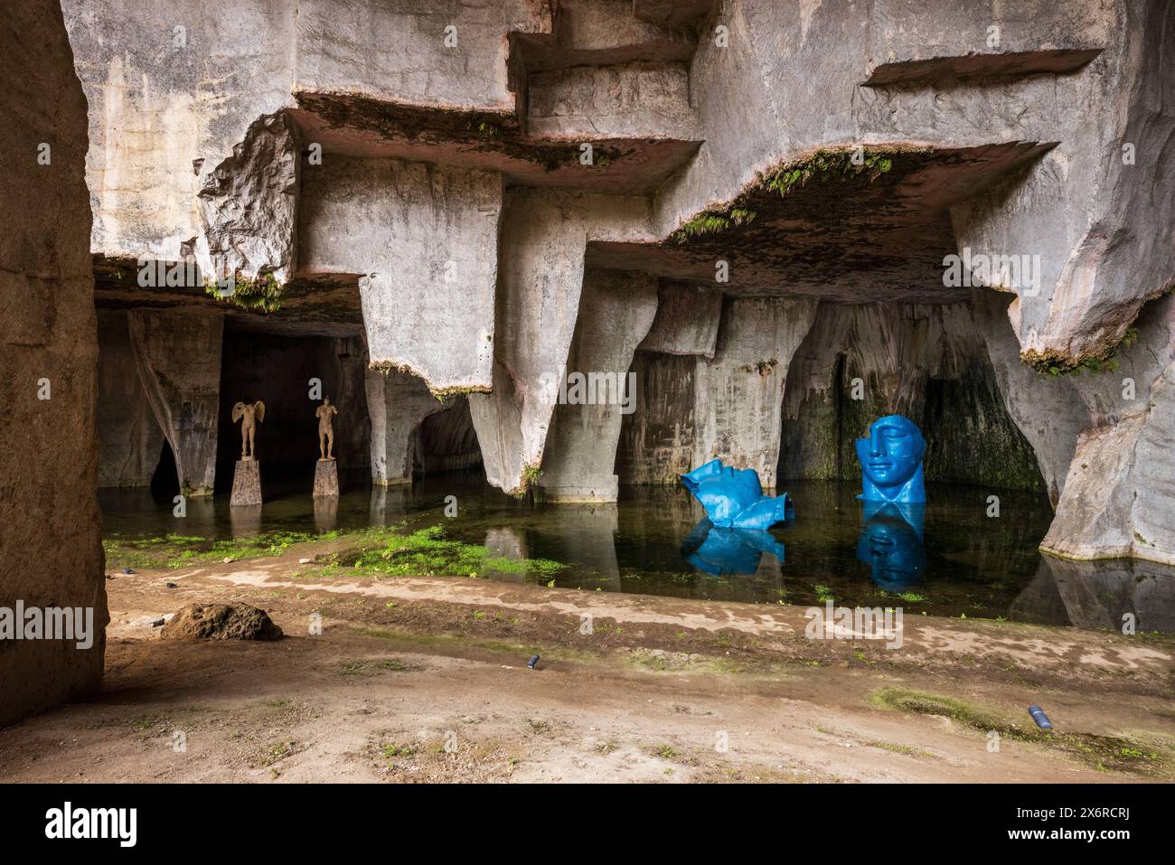 Die griechischen Kalksteinbruchhöhlen im Archäologischen Park von Neapolis mit den Skulpturen von Mitoraj, Siracusa, Sizilien Stockfoto
