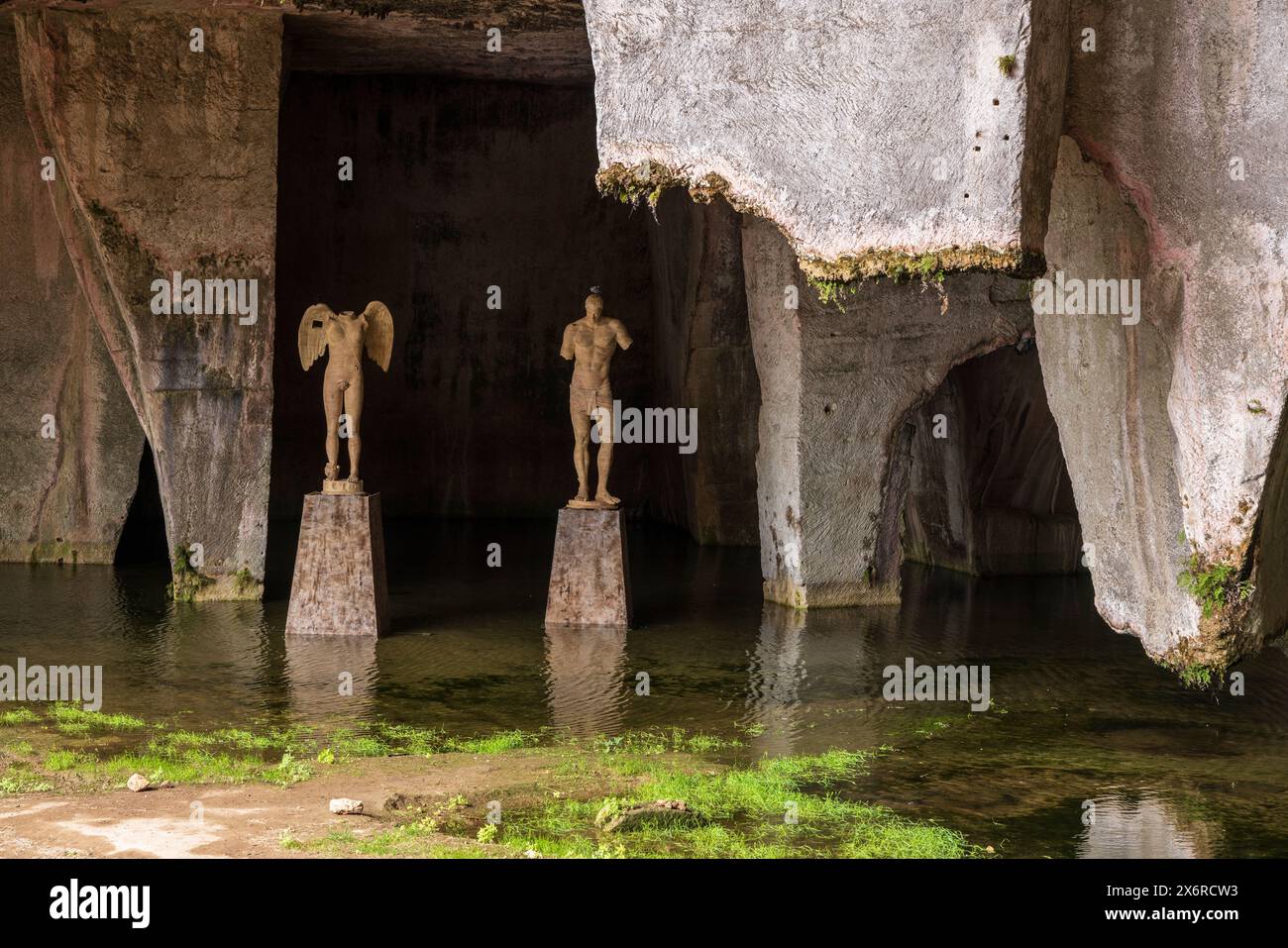 Die griechischen Kalksteinbruchhöhlen im Archäologischen Park von Neapolis mit den Skulpturen von Mitoraj, Siracusa, Sizilien Stockfoto