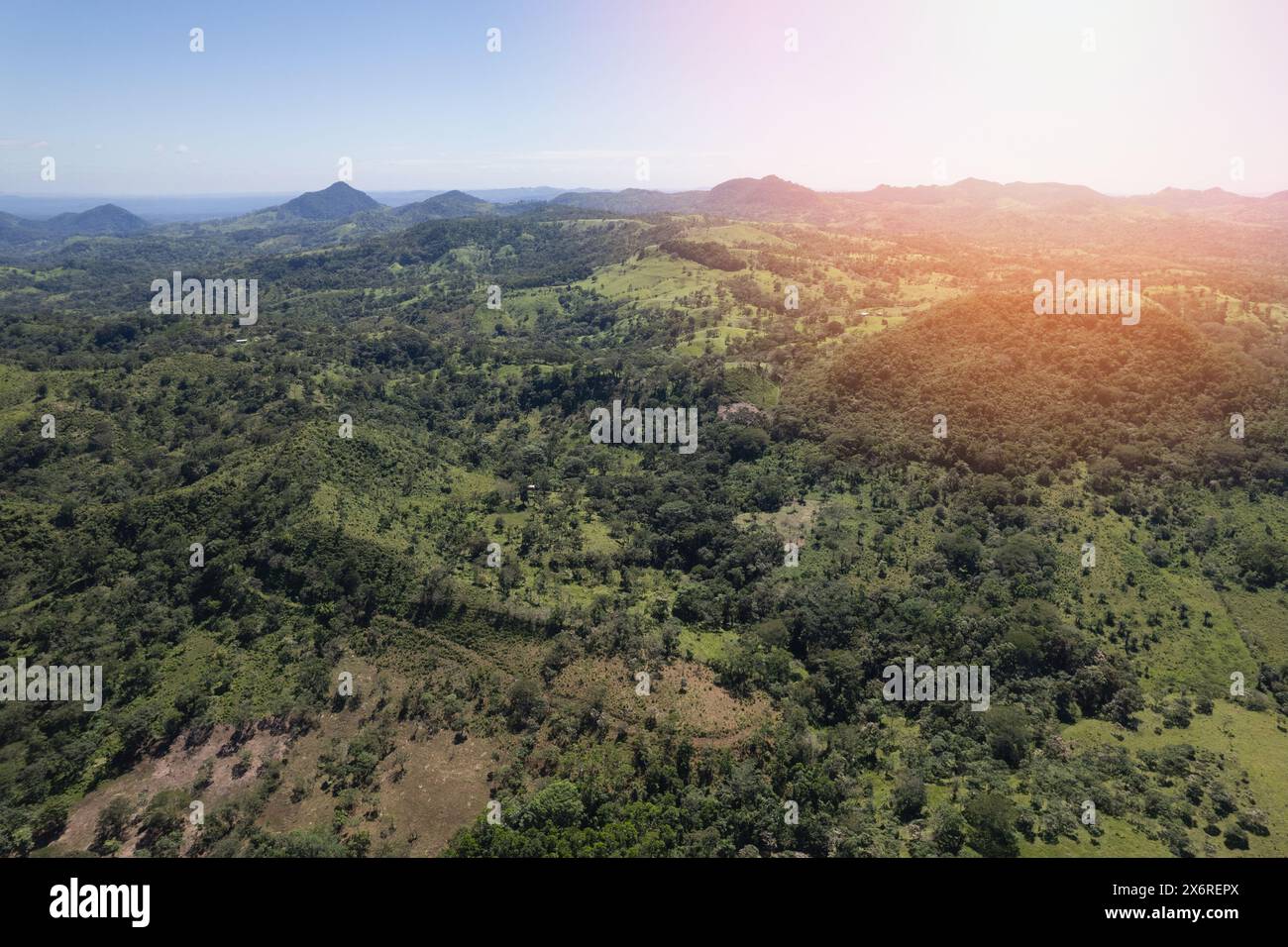 Grüner natürlicher Hügel im Hintergrund bei sonnigem Tageshimmel mit Blick auf die Drohne Stockfoto
