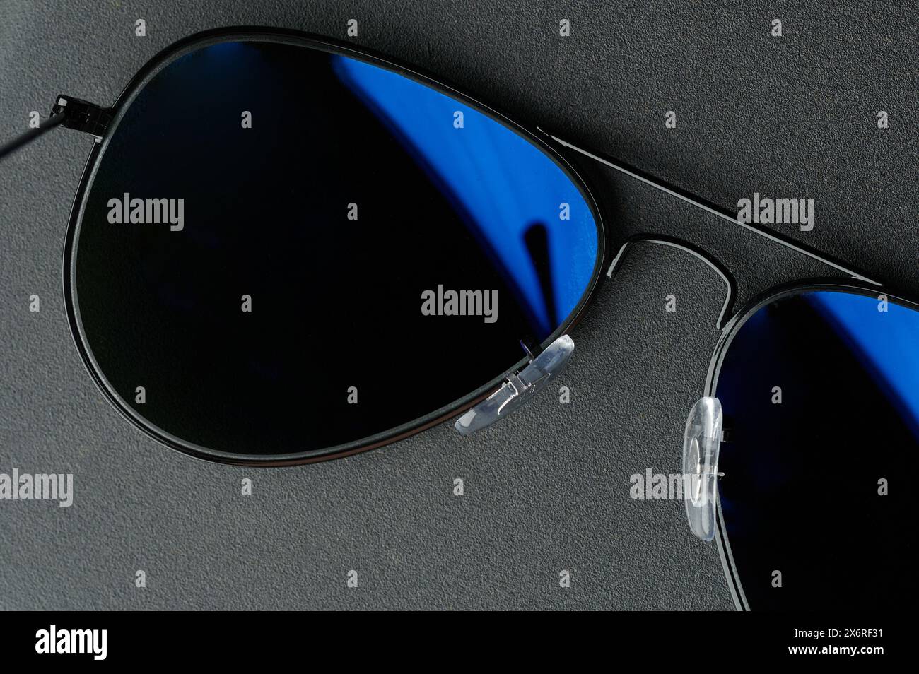Polarisierte Schattierungen mit blauer Färbung auf schwarzem mattem Hintergrund Stockfoto