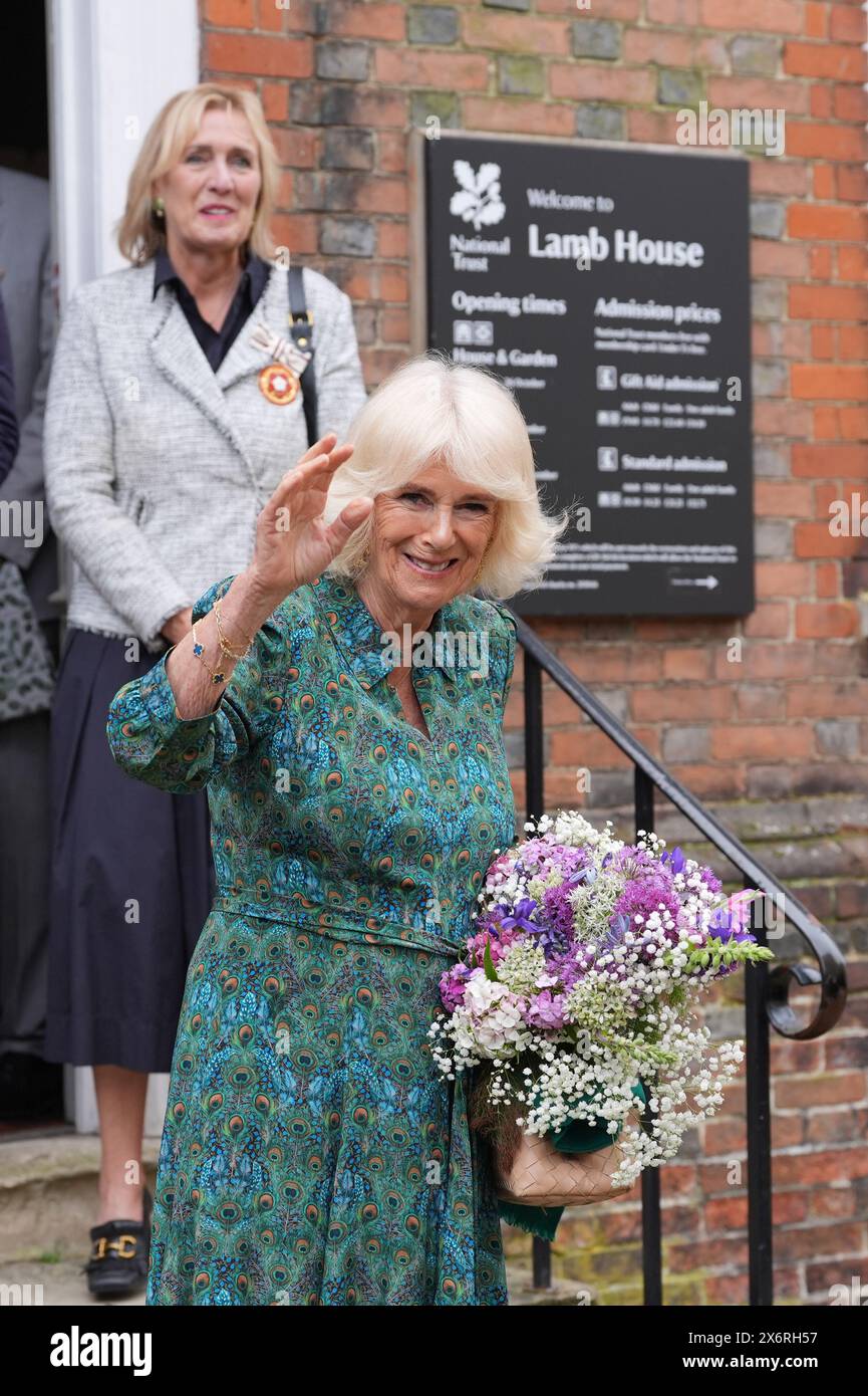 Queen Camilla verließ Lamb House, einst Heimat der Schriftsteller Henry James, Rumer Godden und E. F. Benson, in Rye, East Sussex, nachdem sie sich einer Garden Party mit Organisationen angeschlossen hatte, um die berühmte Literaturgeschichte von Rye zu feiern. Bilddatum: Donnerstag, 16. Mai 2024. Stockfoto