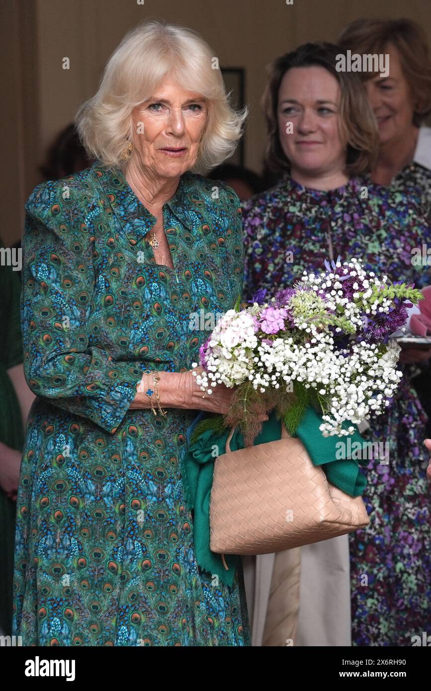 Queen Camilla verließ Lamb House, einst Heimat der Schriftsteller Henry James, Rumer Godden und E. F. Benson, in Rye, East Sussex, nachdem sie sich einer Garden Party mit Organisationen angeschlossen hatte, um die berühmte Literaturgeschichte von Rye zu feiern. Bilddatum: Donnerstag, 16. Mai 2024. Stockfoto